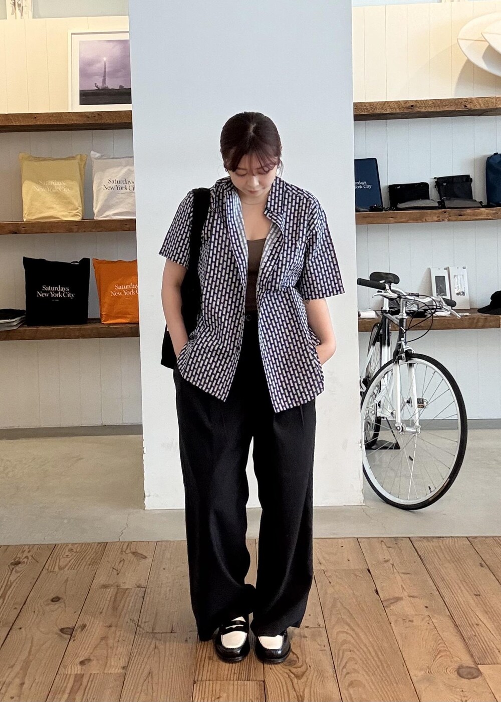 ブラック系のトートバッグを着用したレディースの春コーディネートの7枚目の写真