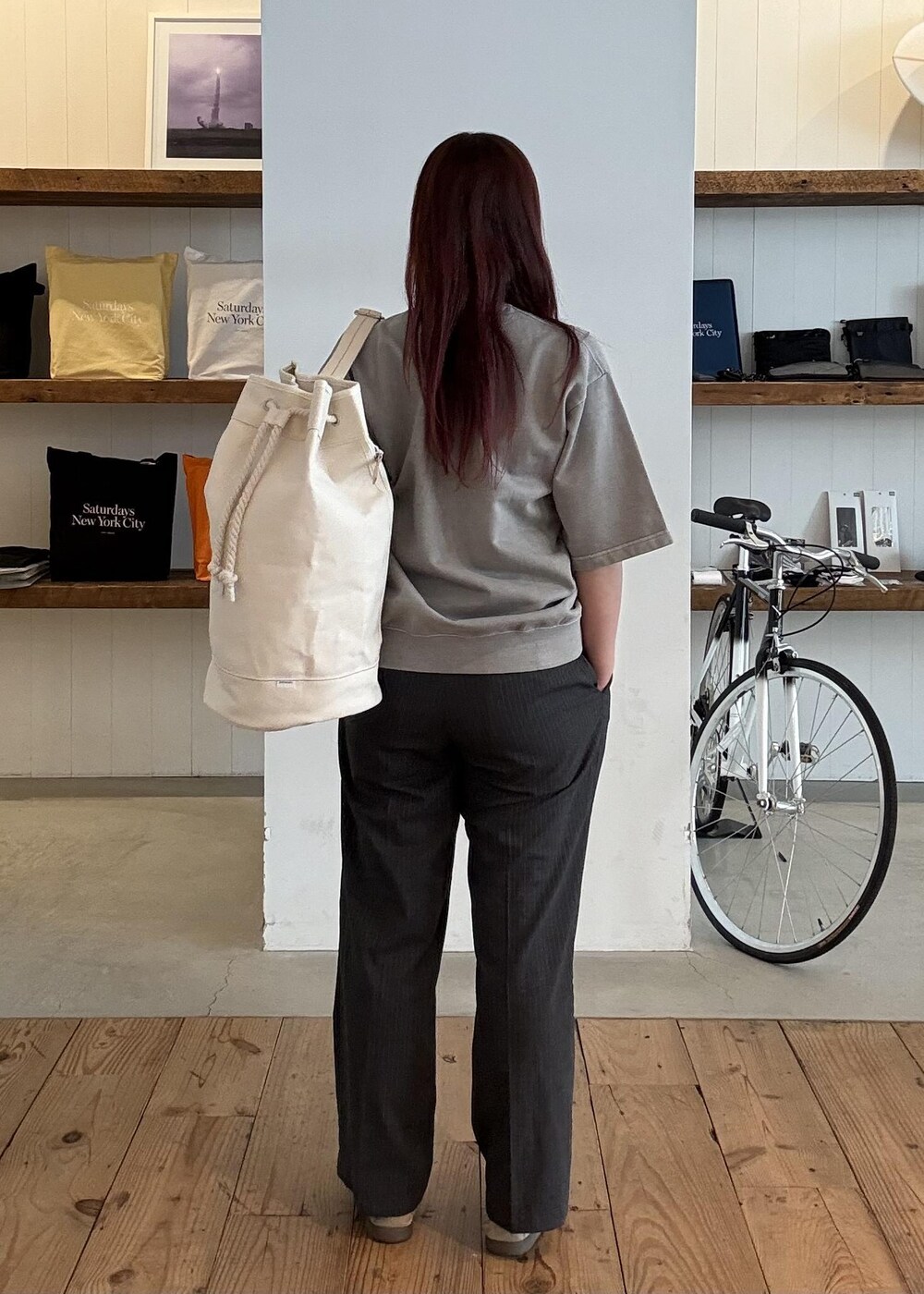 グレー系のスラックスを着用したレディースの春コーディネートの3枚目の写真