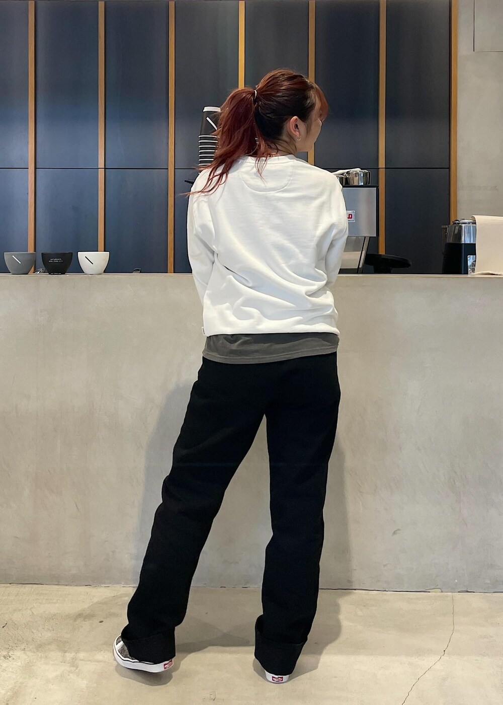 ブラック系のTシャツ/カットソー、ブラック系のデニムパンツを着用したレディースの夏コーディネートの4枚目の写真