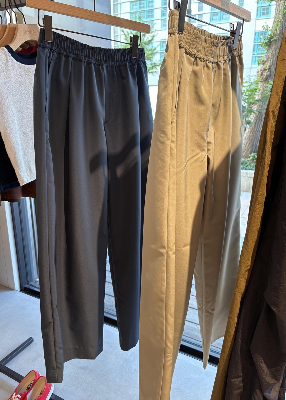 ブルー系のその他パンツ、グレー系のTシャツ/カットソー、シルバー系のサングラスを着用したレディースの夏コーディネートの7枚目の写真