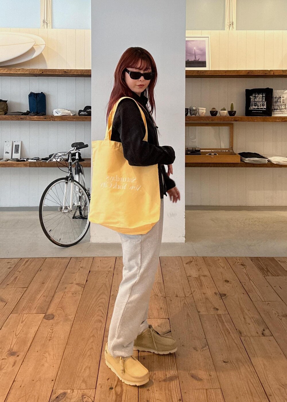 グレー系のその他パンツ、イエロー系のトートバッグ、ブラック系のその他アウターを着用したレディースの春コーディネートの3枚目の写真