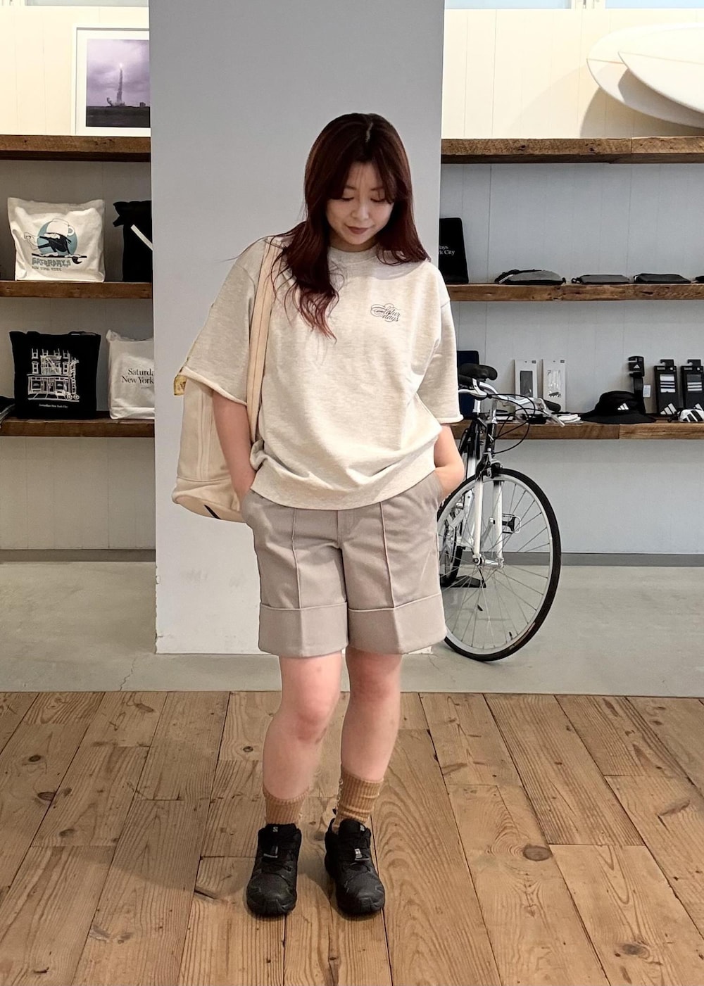 ブラック系のその他シューズ、グレー系のその他パンツ、イエロー系のソックス/靴下を着用したレディースの春コーディネートの3枚目の写真