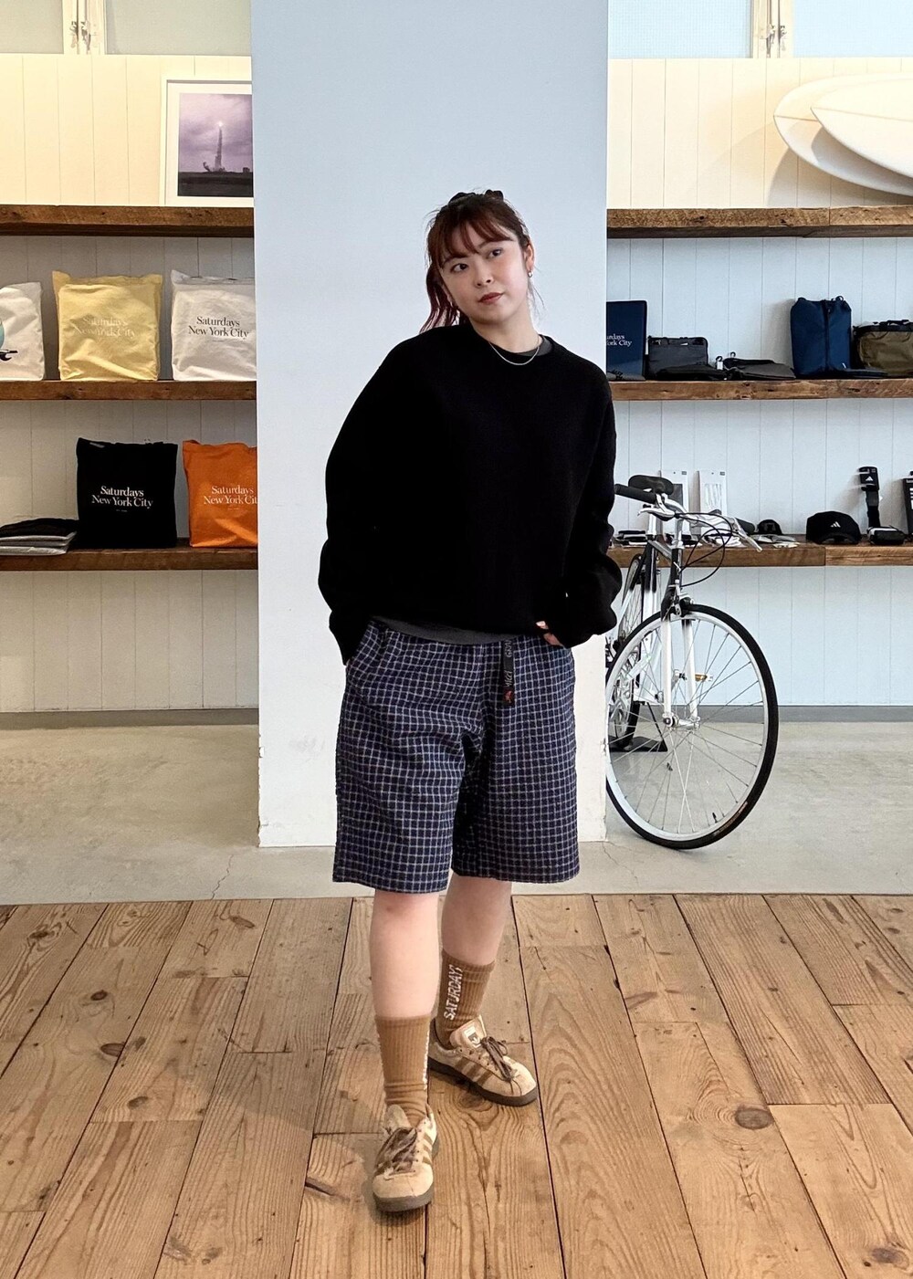 ブラック系のニット/セーター、その他のTシャツ/カットソー、イエロー系のソックス/靴下を着用したレディースの春コーディネートの4枚目の写真