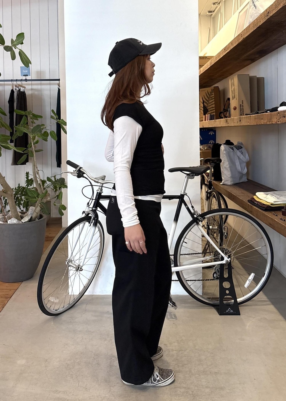 ブラック系のTシャツ/カットソー、ホワイト系のTシャツ/カットソー、ブラック系のその他パンツを着用したレディースの春コーディネートの3枚目の写真