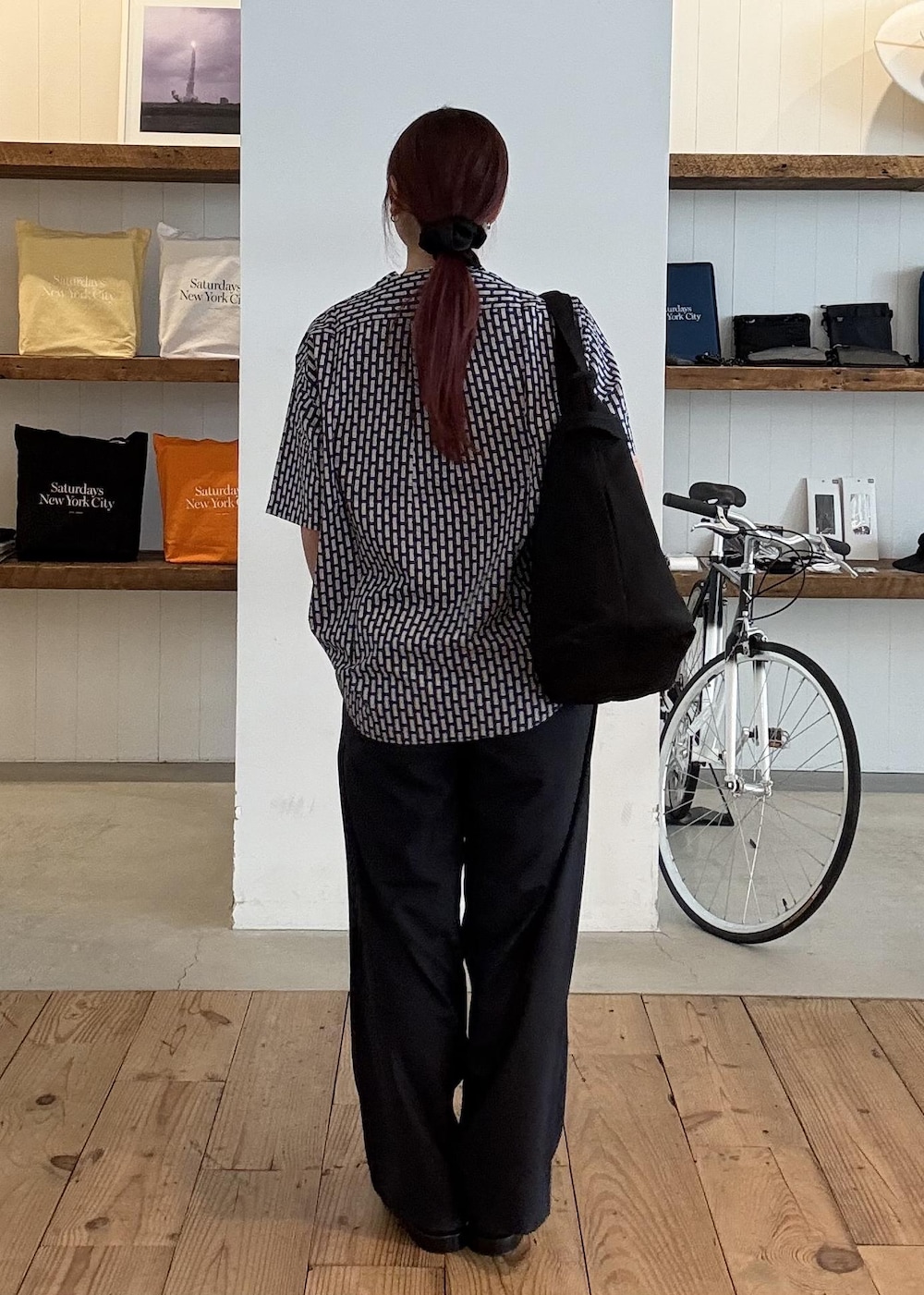 ブラック系のトートバッグを着用したレディースの春コーディネートの6枚目の写真