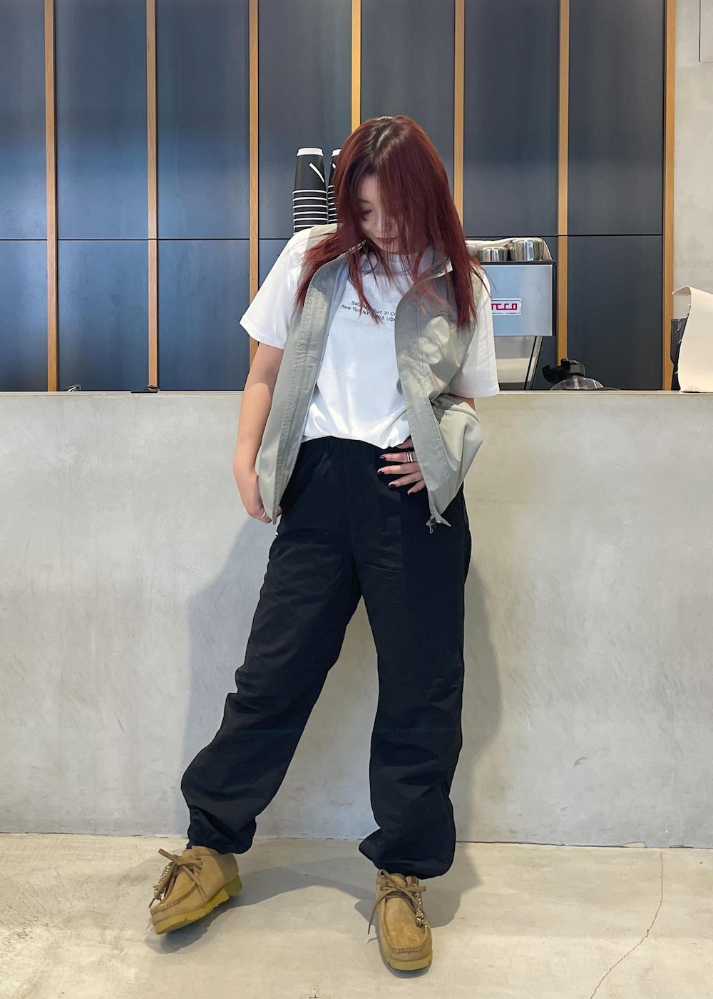 ホワイト系のTシャツ/カットソー、ブラック系のその他パンツを着用したレディースの秋コーディネートの2枚目の写真