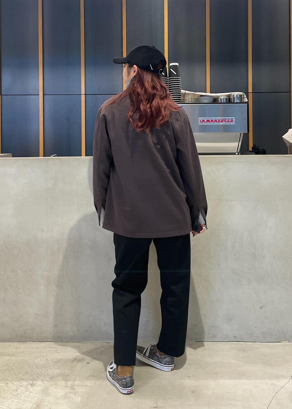 ベージュ系のカバーオール、イエロー系のソックス/靴下、ブラウン系のベルトを着用したレディースの秋コーディネートの4枚目の写真