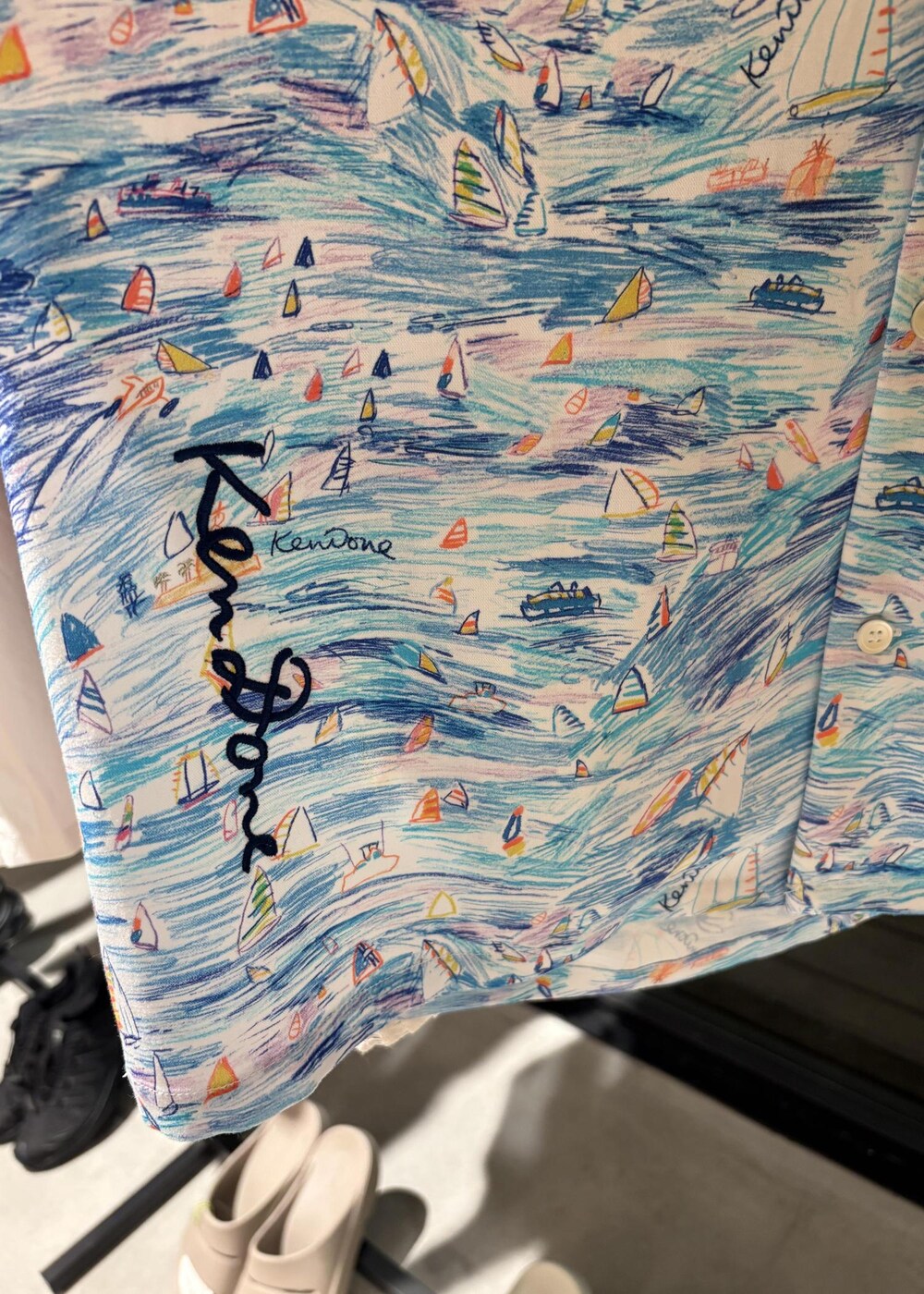 ブルー系のシャツ/ブラウスを着用したレディースの春コーディネートの7枚目の写真