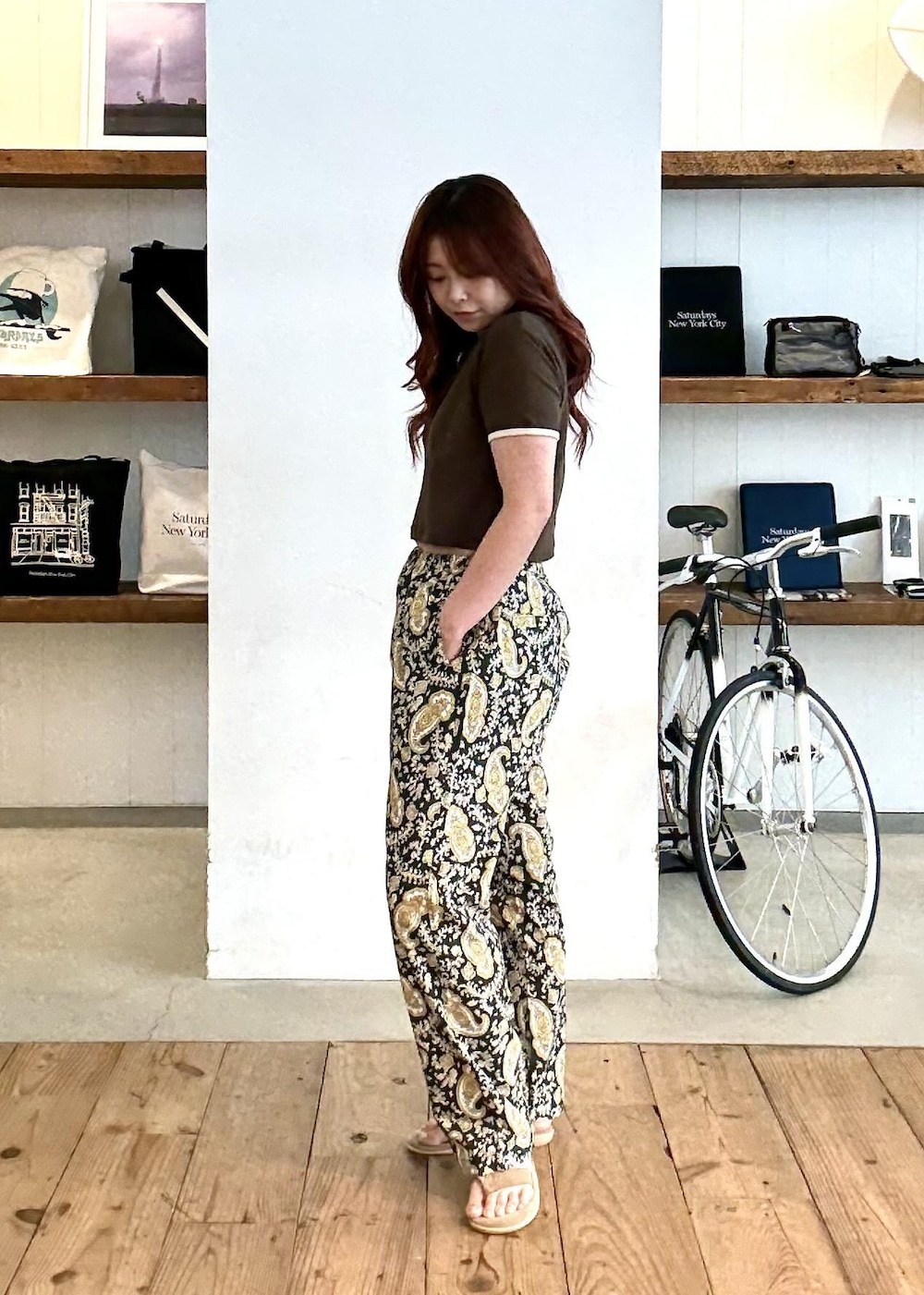 グリーン系のその他パンツを着用したレディースの夏コーディネートの2枚目の写真