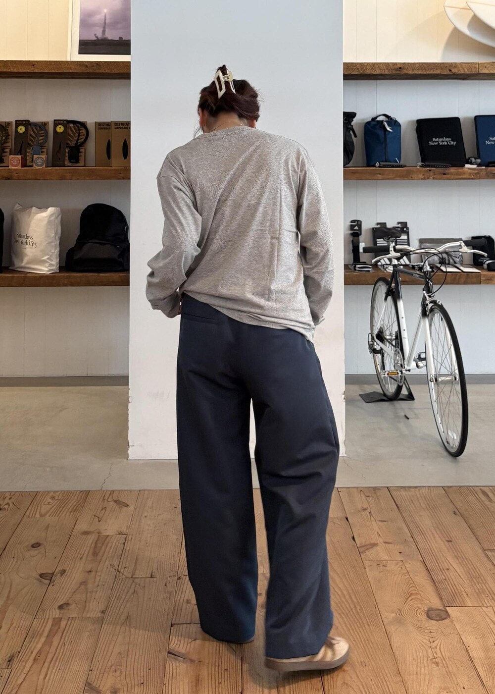 ブルー系のその他パンツ、グレー系のTシャツ/カットソー、シルバー系のサングラスを着用したレディースの夏コーディネートの5枚目の写真