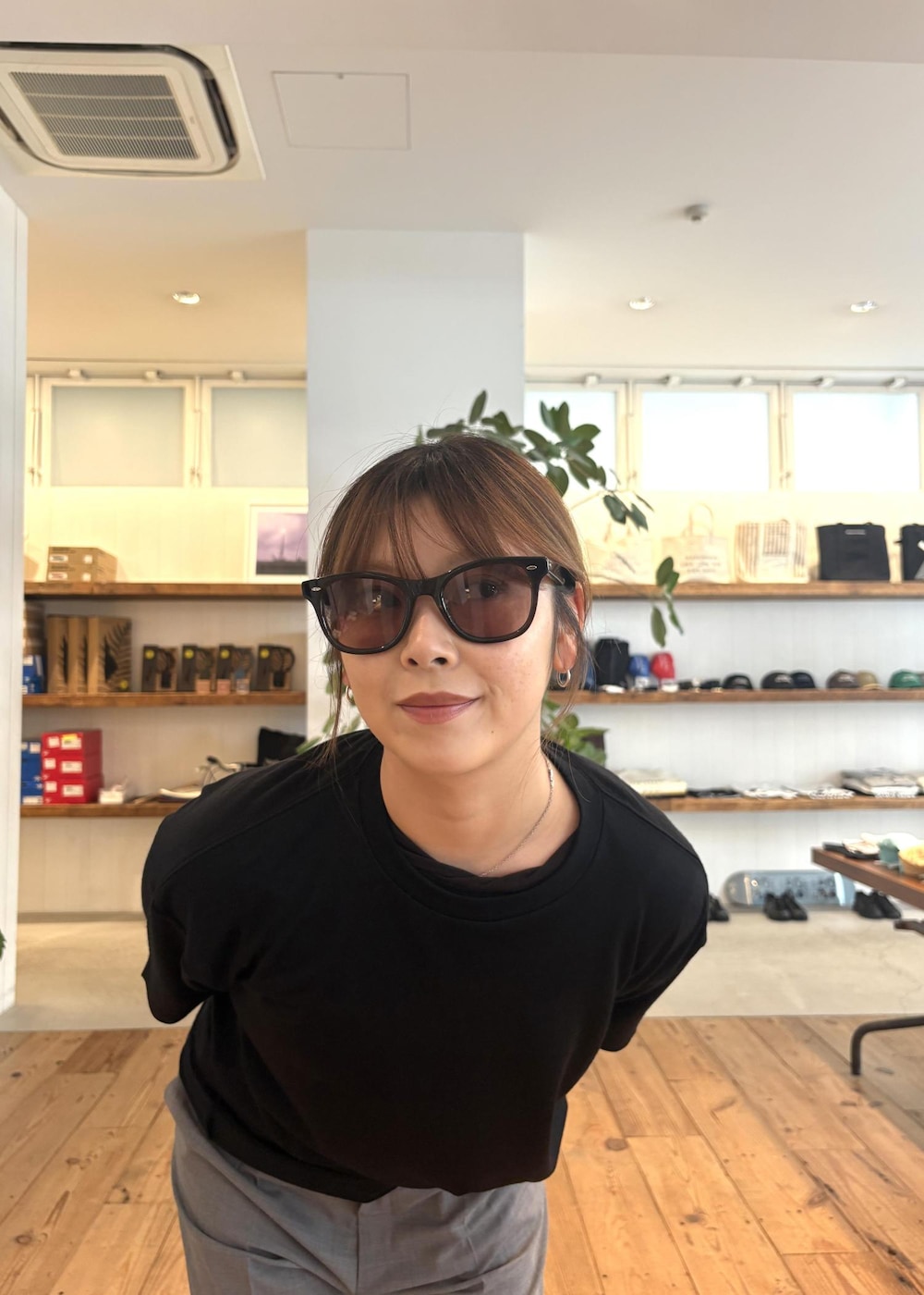ブラウン系のサンダル、ブラック系のTシャツ/カットソー、ブラック系のハンドバッグを着用したレディースの春コーディネートの6枚目の写真