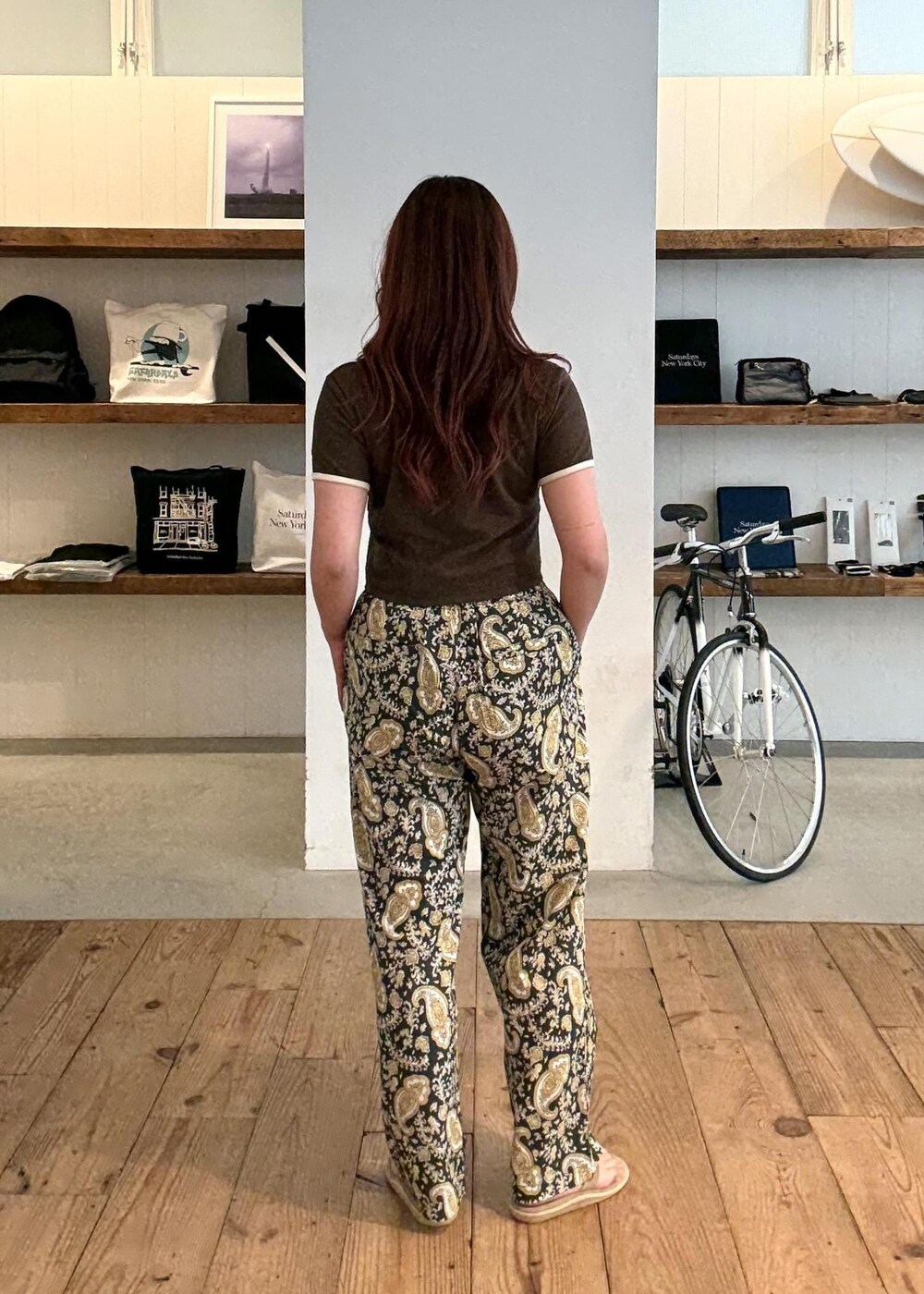 グリーン系のその他パンツを着用したレディースの夏コーディネートの3枚目の写真