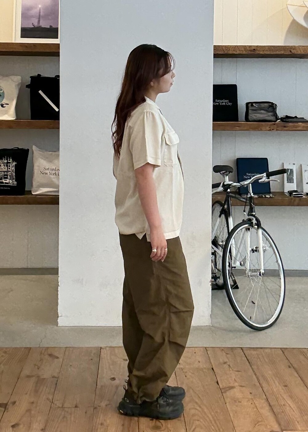 ホワイト系のシャツ/ブラウスを着用したレディースの夏コーディネートの4枚目の写真