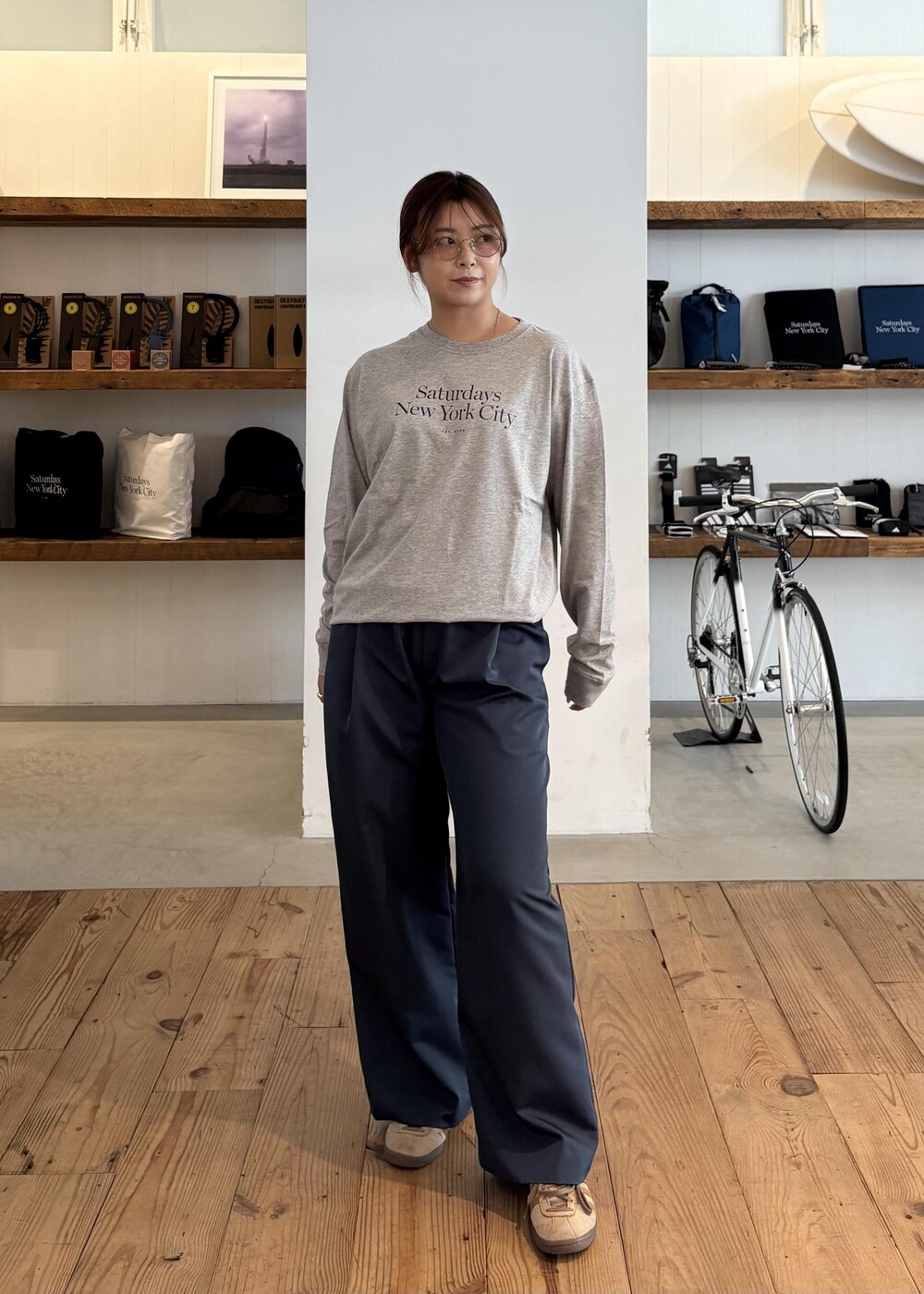 ブルー系のその他パンツ、グレー系のTシャツ/カットソー、シルバー系のサングラスを着用したレディースの夏コーディネートの2枚目の写真