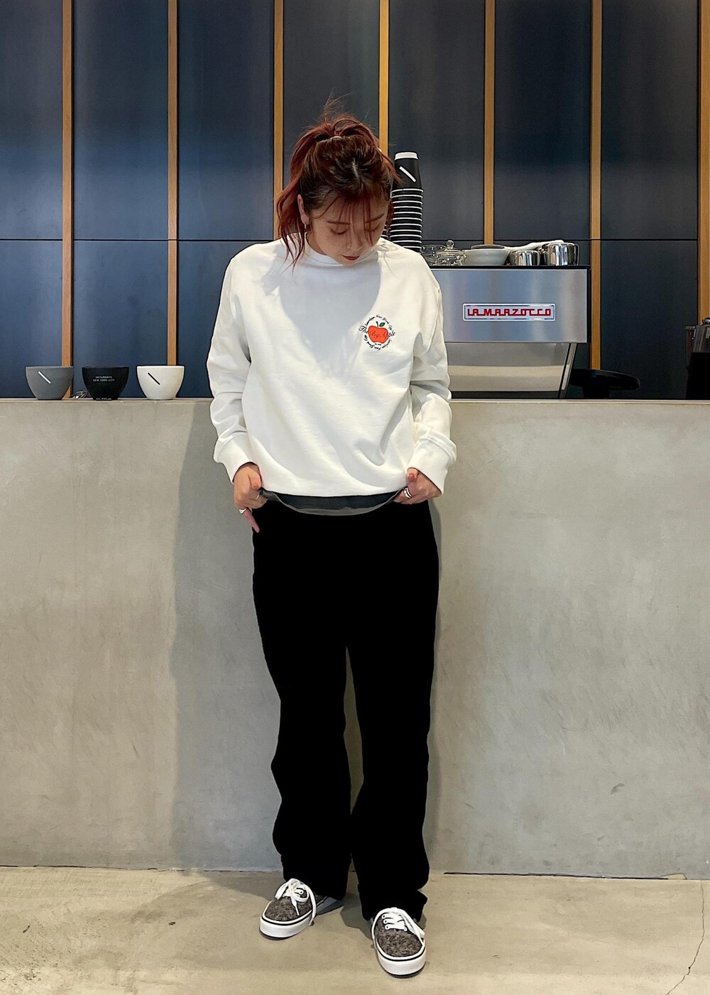ブラック系のTシャツ/カットソー、ブラック系のデニムパンツを着用したレディースの夏コーディネートの3枚目の写真