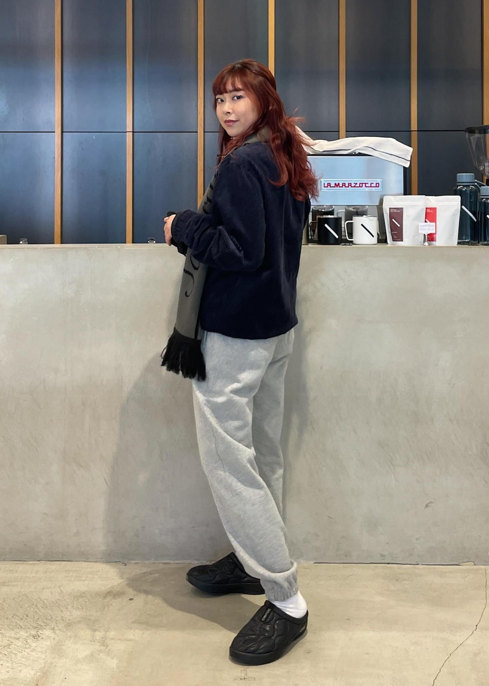 グレー系のその他パンツ、ブラック系のサンダル、ホワイト系のソックス/靴下を着用したレディースの冬コーディネートの2枚目の写真