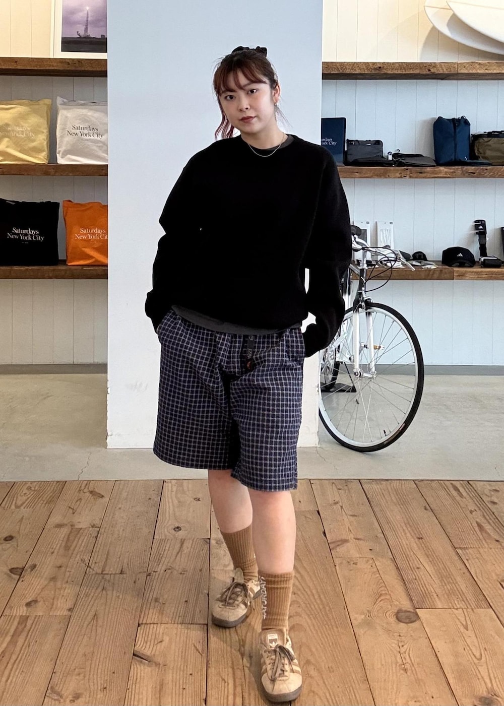 ブラック系のニット/セーター、その他のTシャツ/カットソー、イエロー系のソックス/靴下を着用したレディースの春コーディネートの2枚目の写真