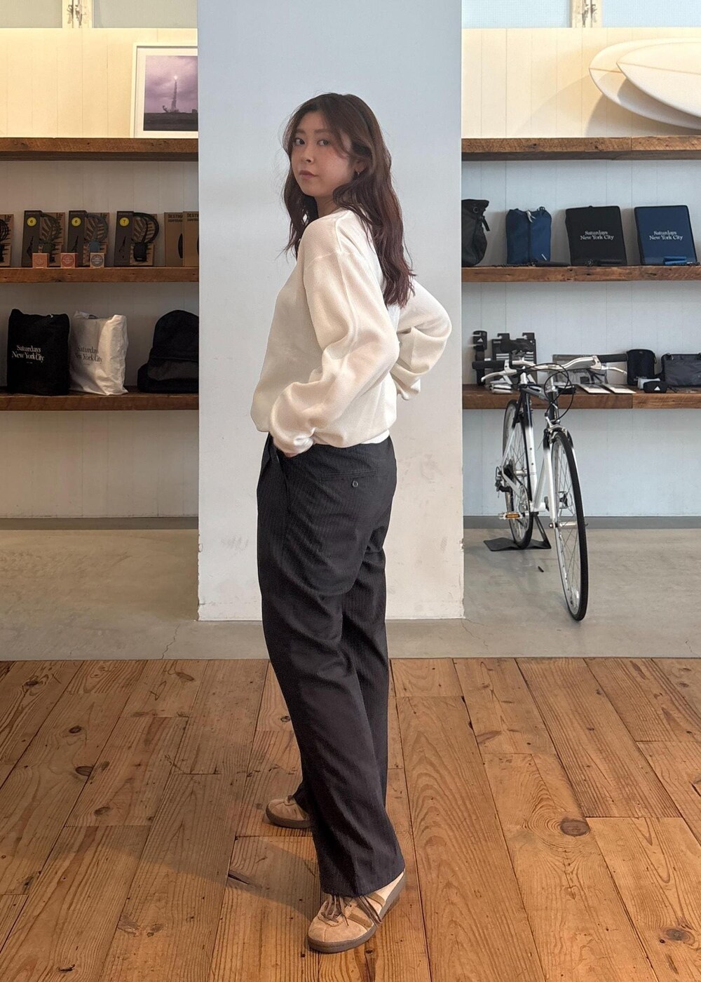 ホワイト系のTシャツ/カットソーを着用したレディースの秋コーディネートの2枚目の写真