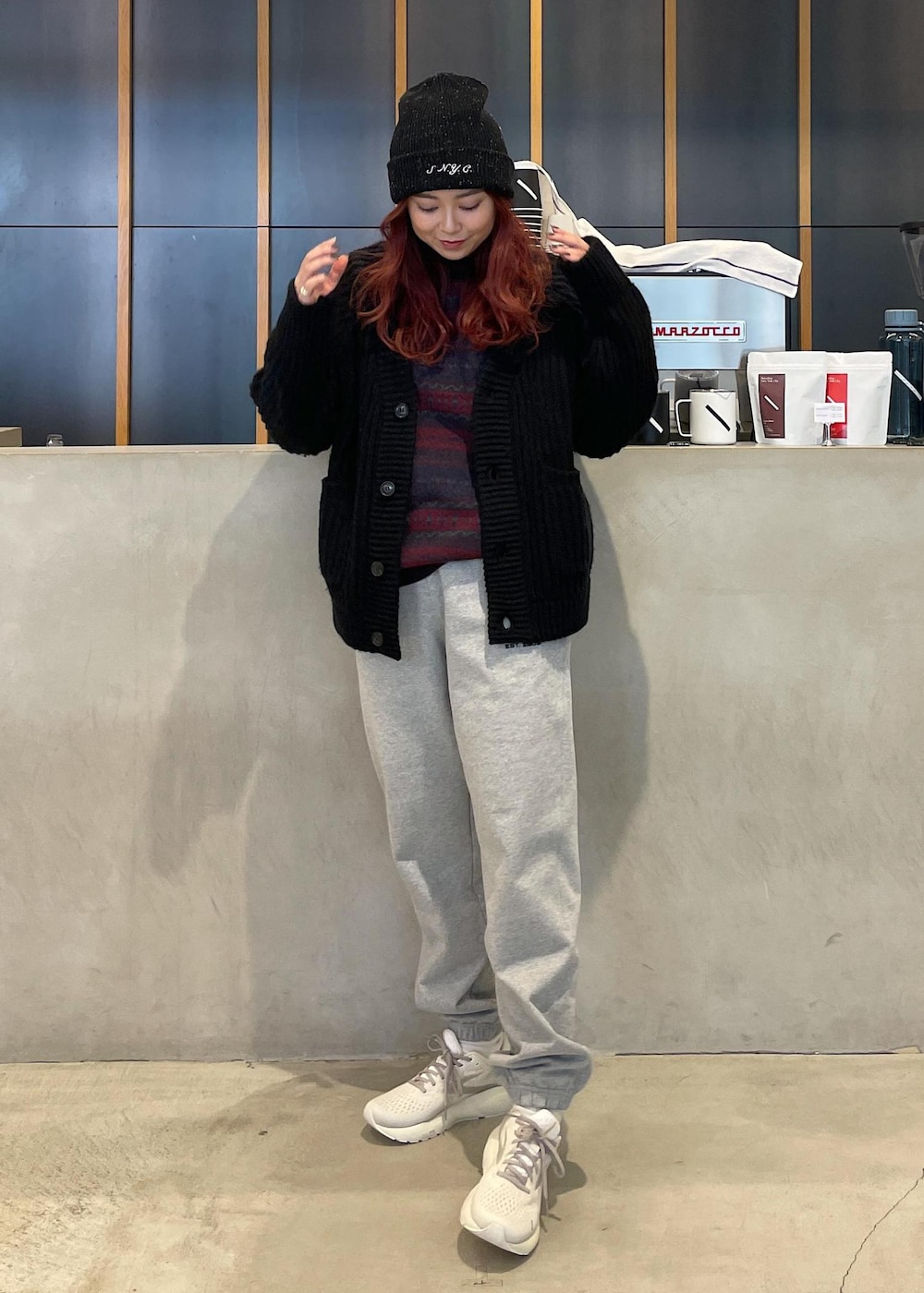 ブラック系のカーディガン/ボレロ、パープル系のニット/セーター、グレー系のその他パンツを着用したレディースの冬コーディネートの2枚目の写真