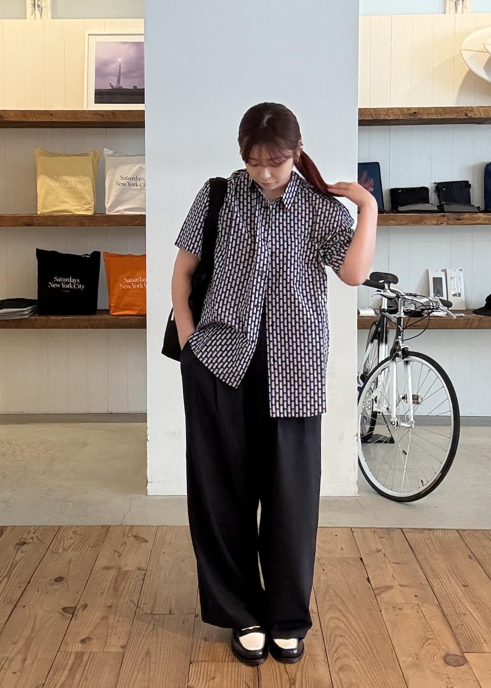 ブラック系のトートバッグを着用したレディースの春コーディネートの4枚目の写真