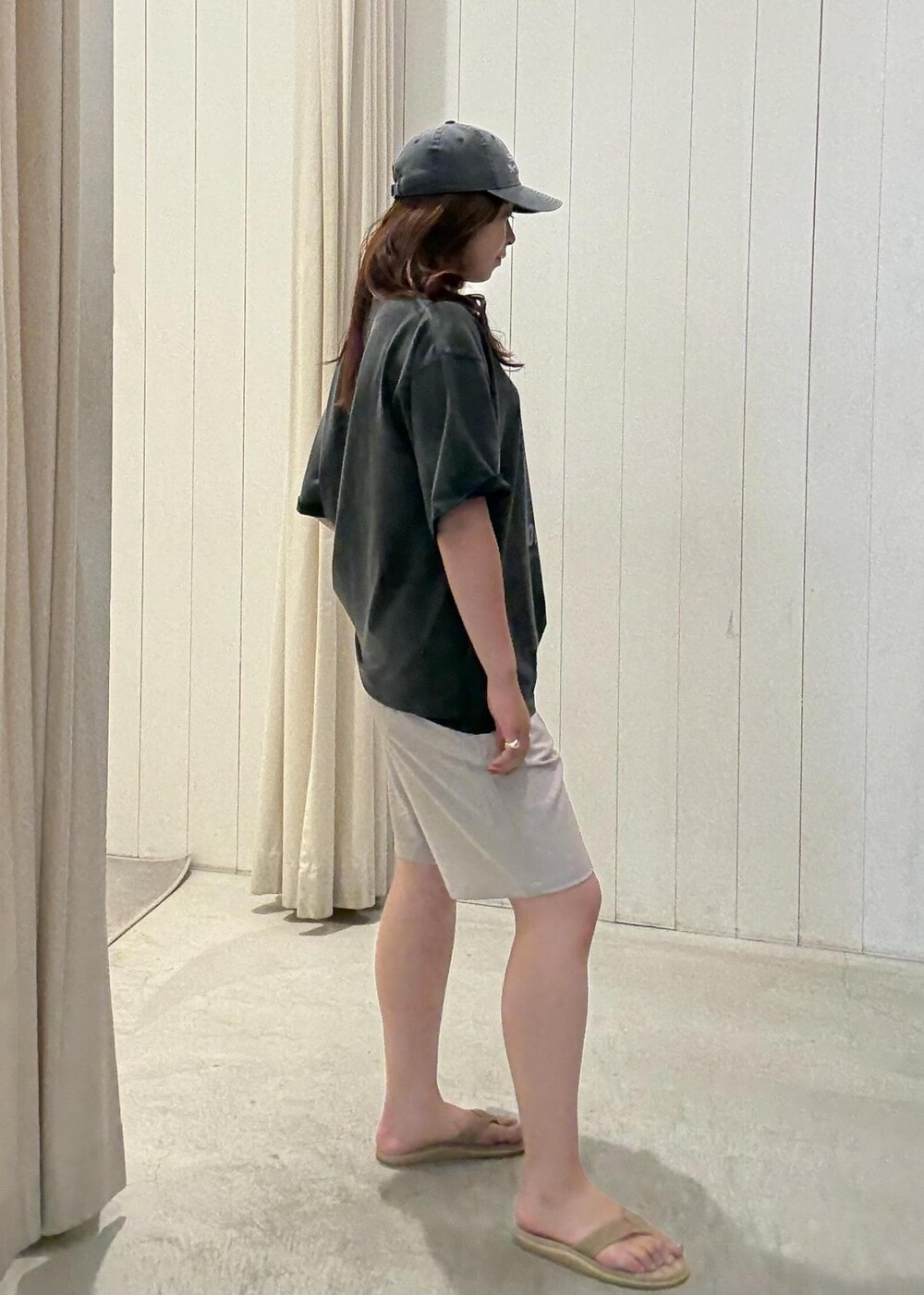 グレー系のその他パンツ、ブラック系のTシャツ/カットソーを着用したレディースの夏コーディネートの5枚目の写真