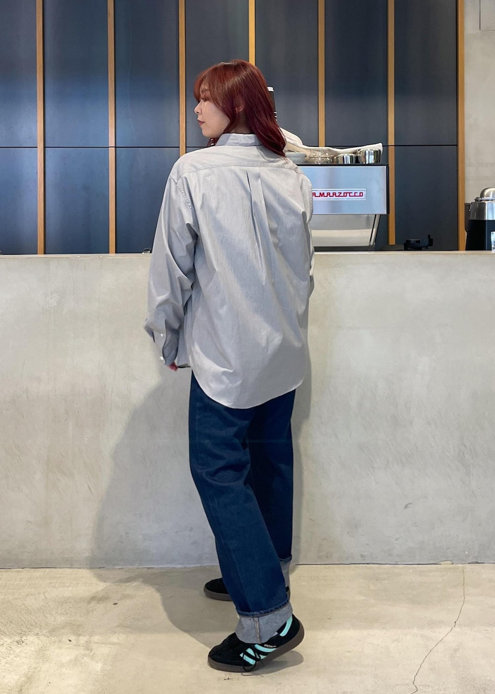 ブルー系のデニムパンツ、ブルー系のシャツ/ブラウスを着用したレディースの秋コーディネートの3枚目の写真