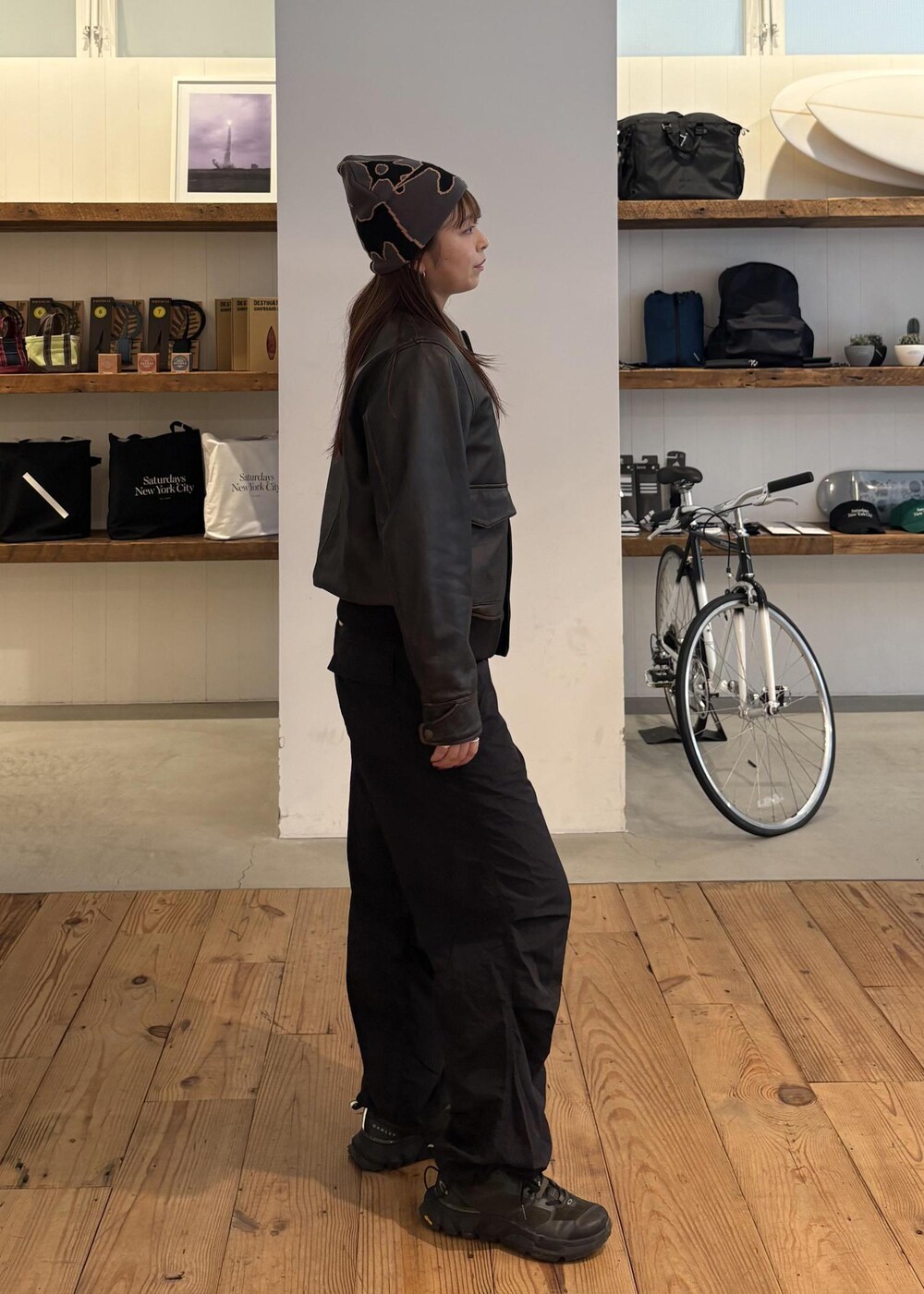 ブラック系のその他パンツ、ブラウン系のブルゾンを着用したレディースの秋コーディネートの4枚目の写真