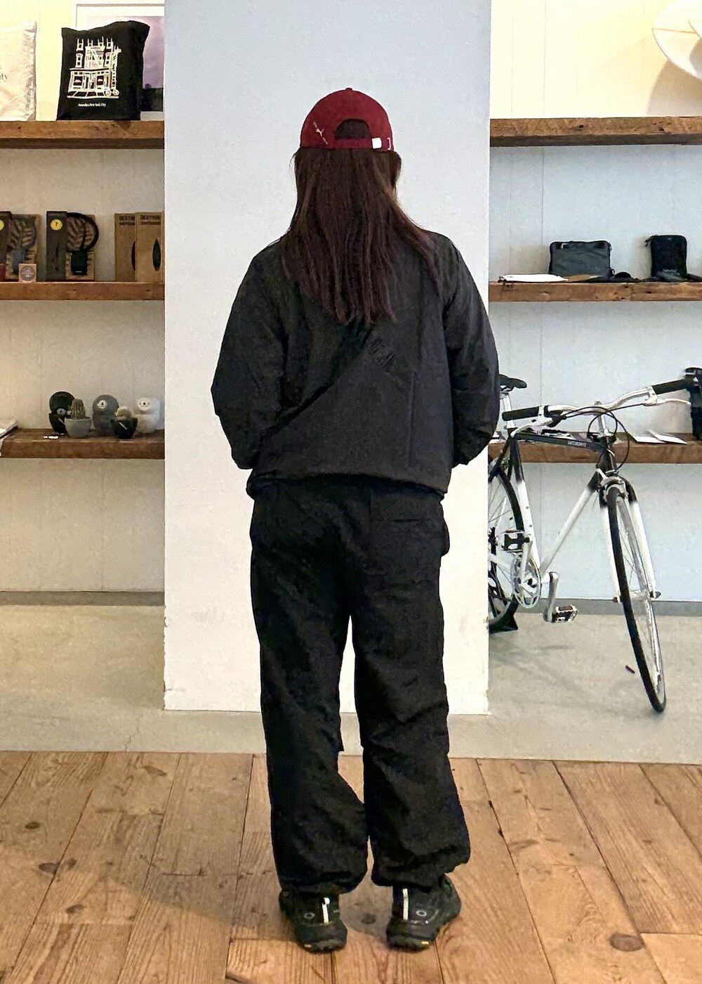 ホワイト系のTシャツ/カットソー、ブラック系のその他パンツを着用したレディースの夏コーディネートの5枚目の写真