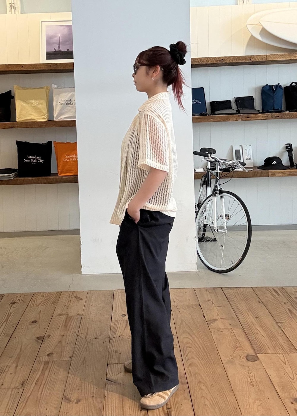 グレー系のサングラスを着用したレディースの春コーディネートの5枚目の写真