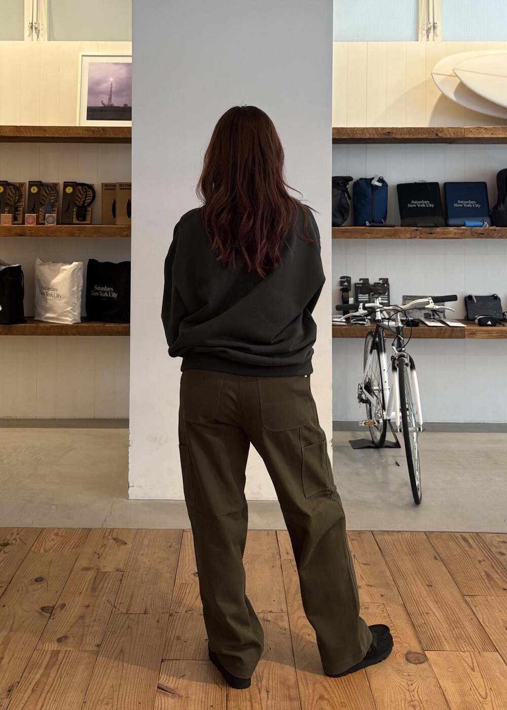 グリーン系のその他パンツを着用したレディースの秋コーディネートの5枚目の写真