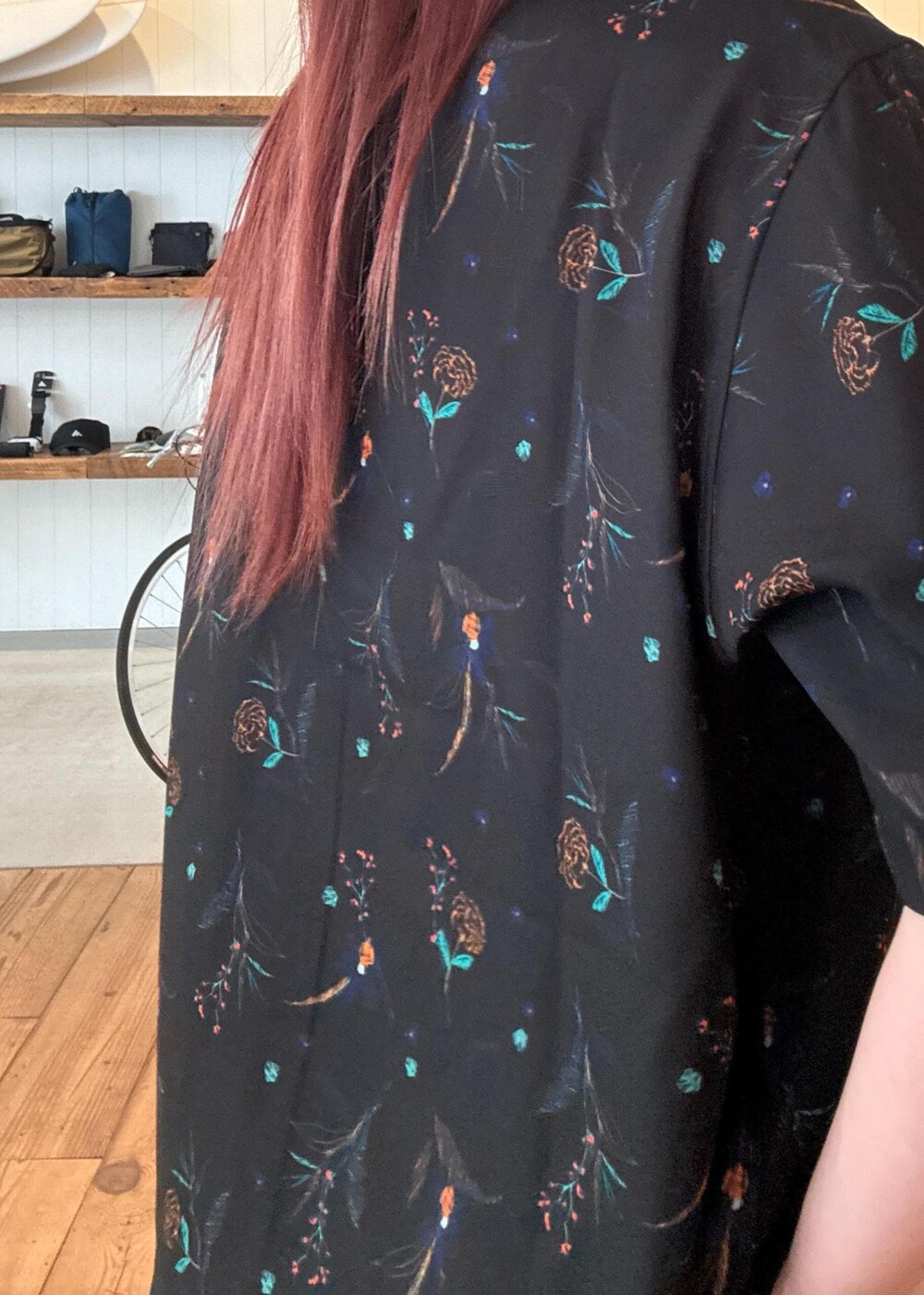 ブルー系のその他パンツ、ブラック系のシャツ/ブラウスを着用したレディースの春コーディネートの6枚目の写真