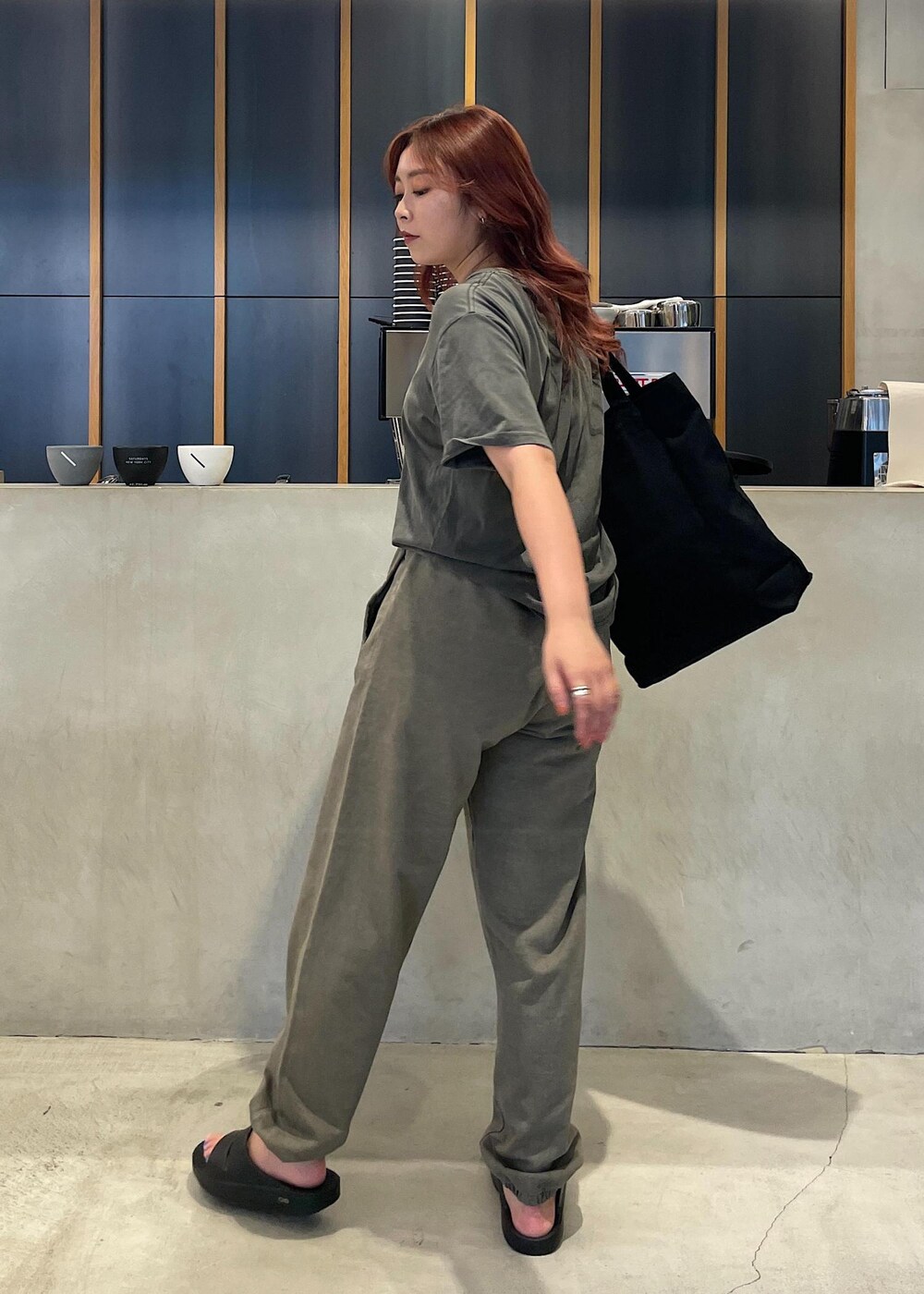 ブラック系のTシャツ/カットソー、ブラック系のトートバッグ、グリーン系のその他パンツを着用したレディースの夏コーディネートの4枚目の写真