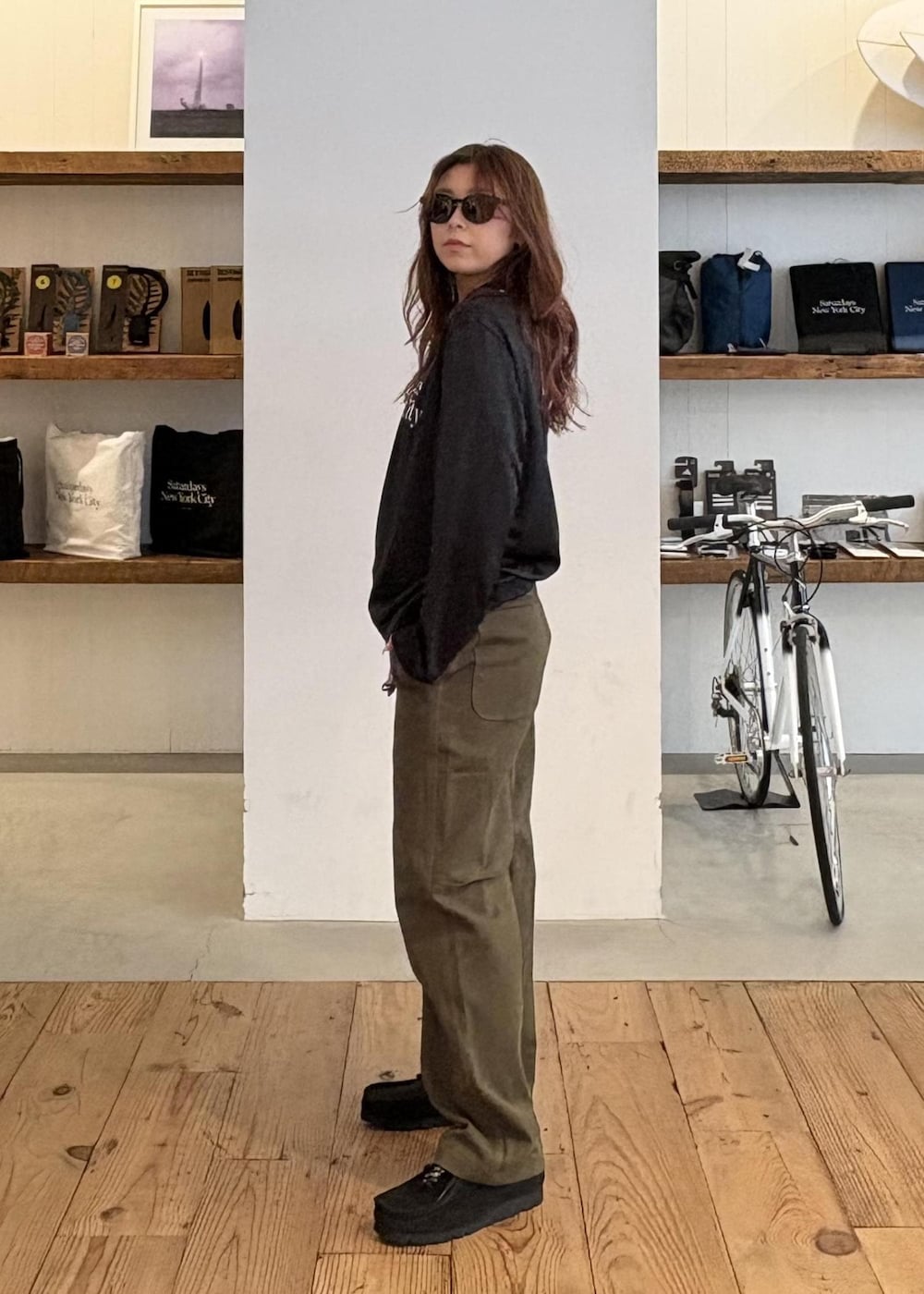 ブラック系のスニーカー、グリーン系のその他パンツ、ブラック系のサングラスを着用したレディースの秋コーディネートの3枚目の写真