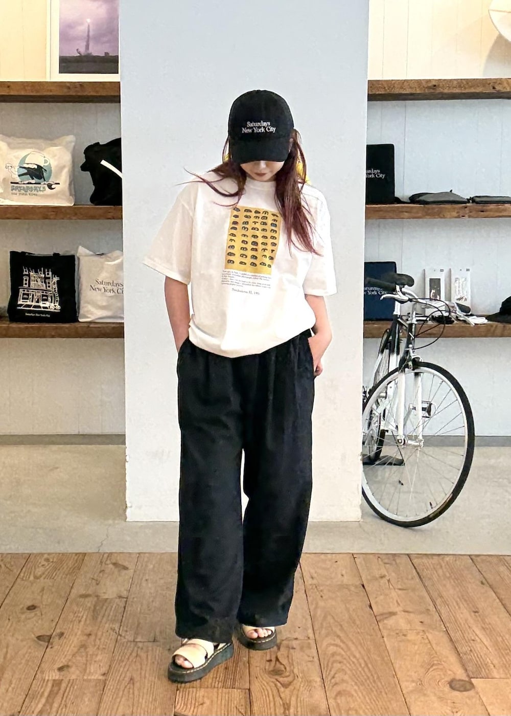 ホワイト系のTシャツ/カットソー、イエロー系のバンダナ/スカーフを着用したレディースの春コーディネートの2枚目の写真