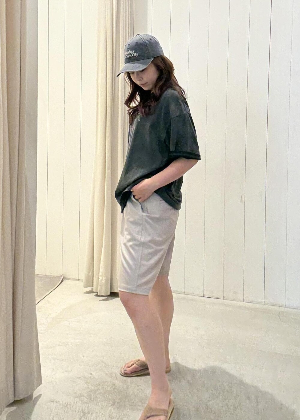 グレー系のその他パンツ、ブラック系のTシャツ/カットソーを着用したレディースの夏コーディネートの6枚目の写真