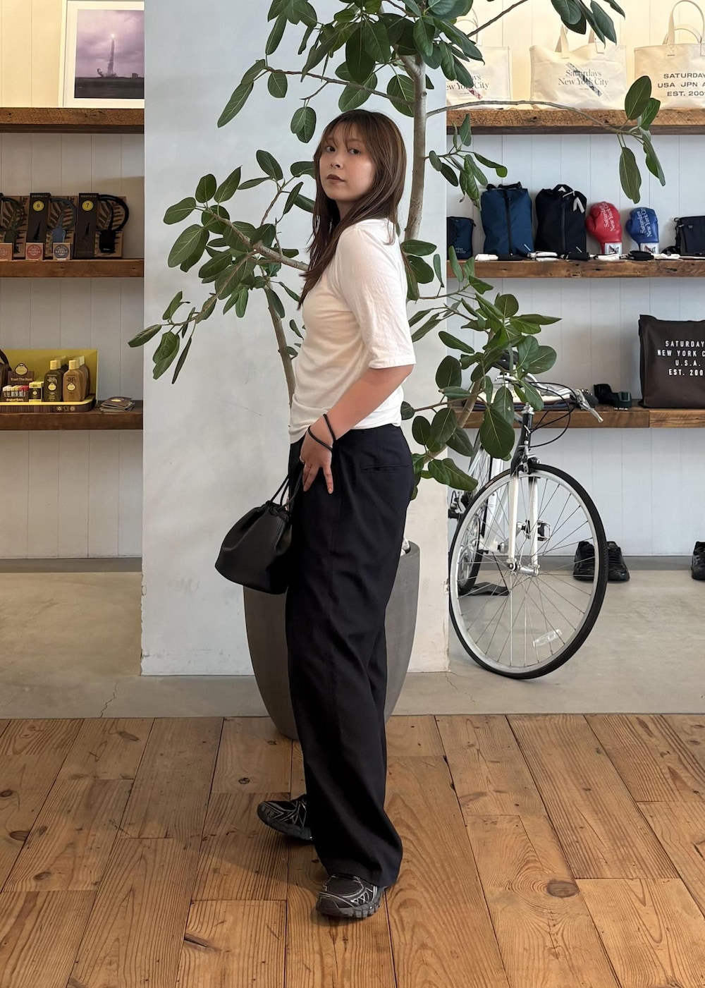 ブラック系のハンドバッグ、グレー系のTシャツ/カットソーを着用したレディースの春コーディネートの3枚目の写真