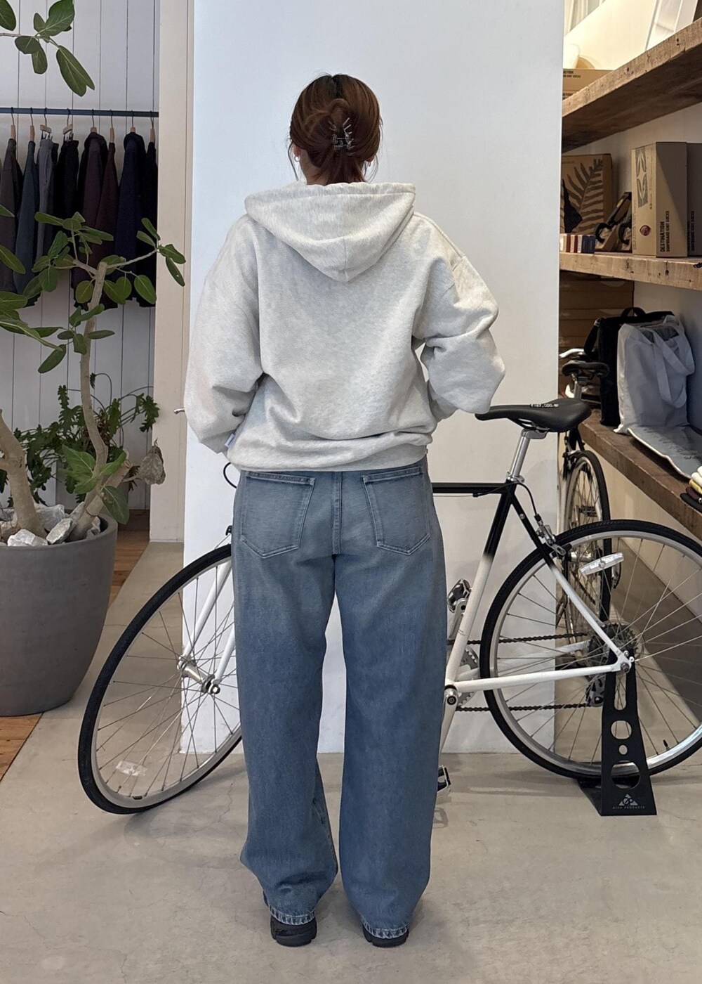 ブルー系のデニムパンツ、ブラック系のTシャツ/カットソー、ホワイト系のTシャツ/カットソーを着用したレディースの春コーディネートの3枚目の写真