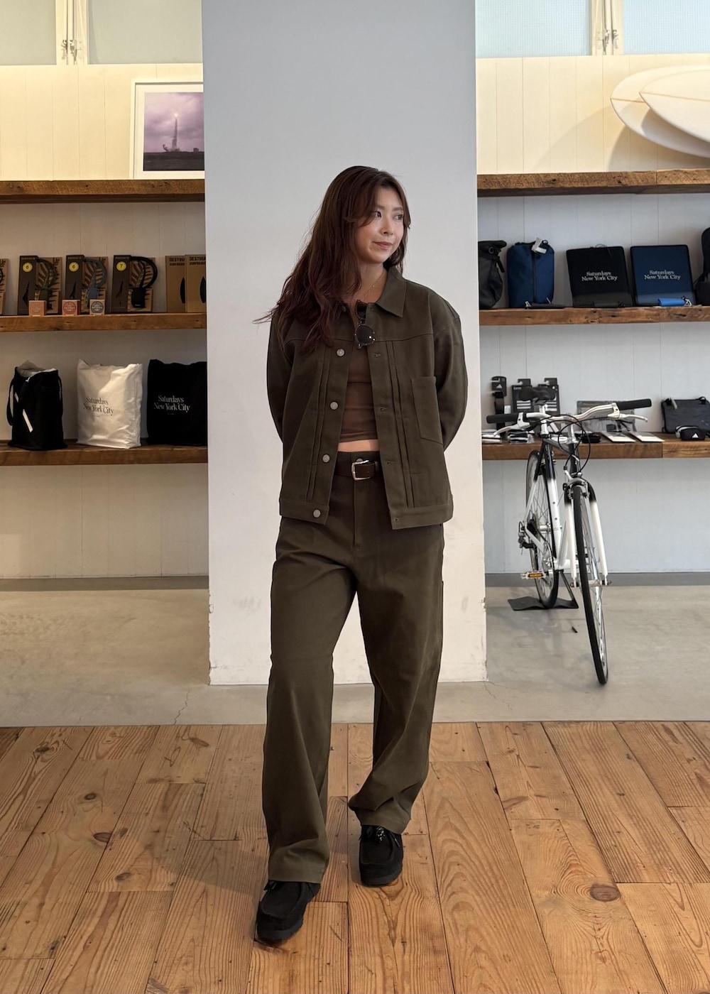 ブラック系のスニーカー、グリーン系のその他パンツ、ブラウン系のベルトを着用したレディースの秋コーディネートの7枚目の写真