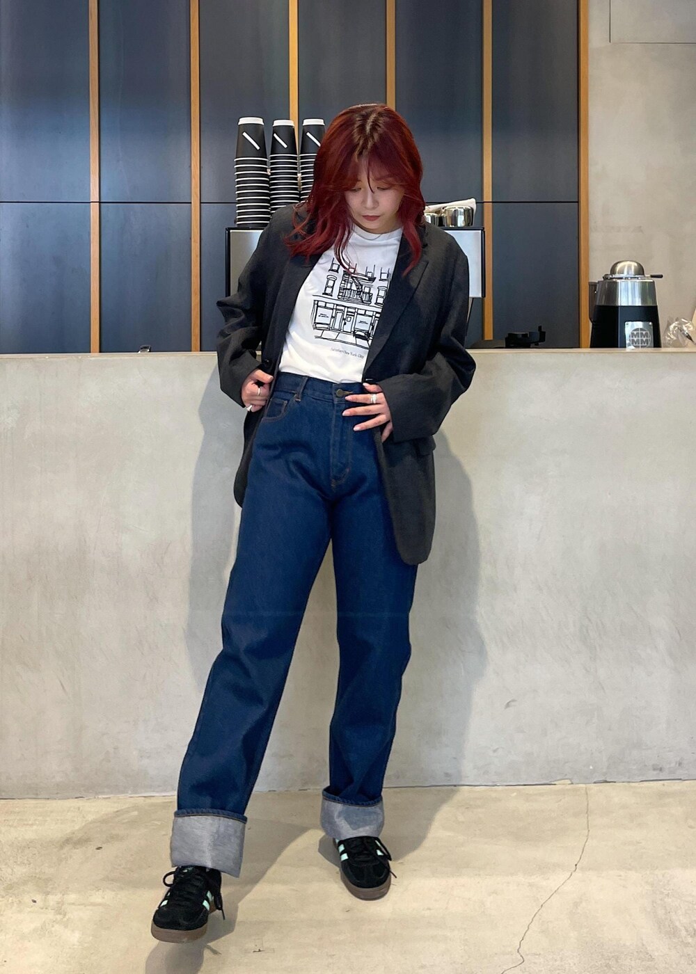 ブルー系のデニムパンツ、ホワイト系のTシャツ/カットソーを着用したレディースの秋コーディネートの3枚目の写真