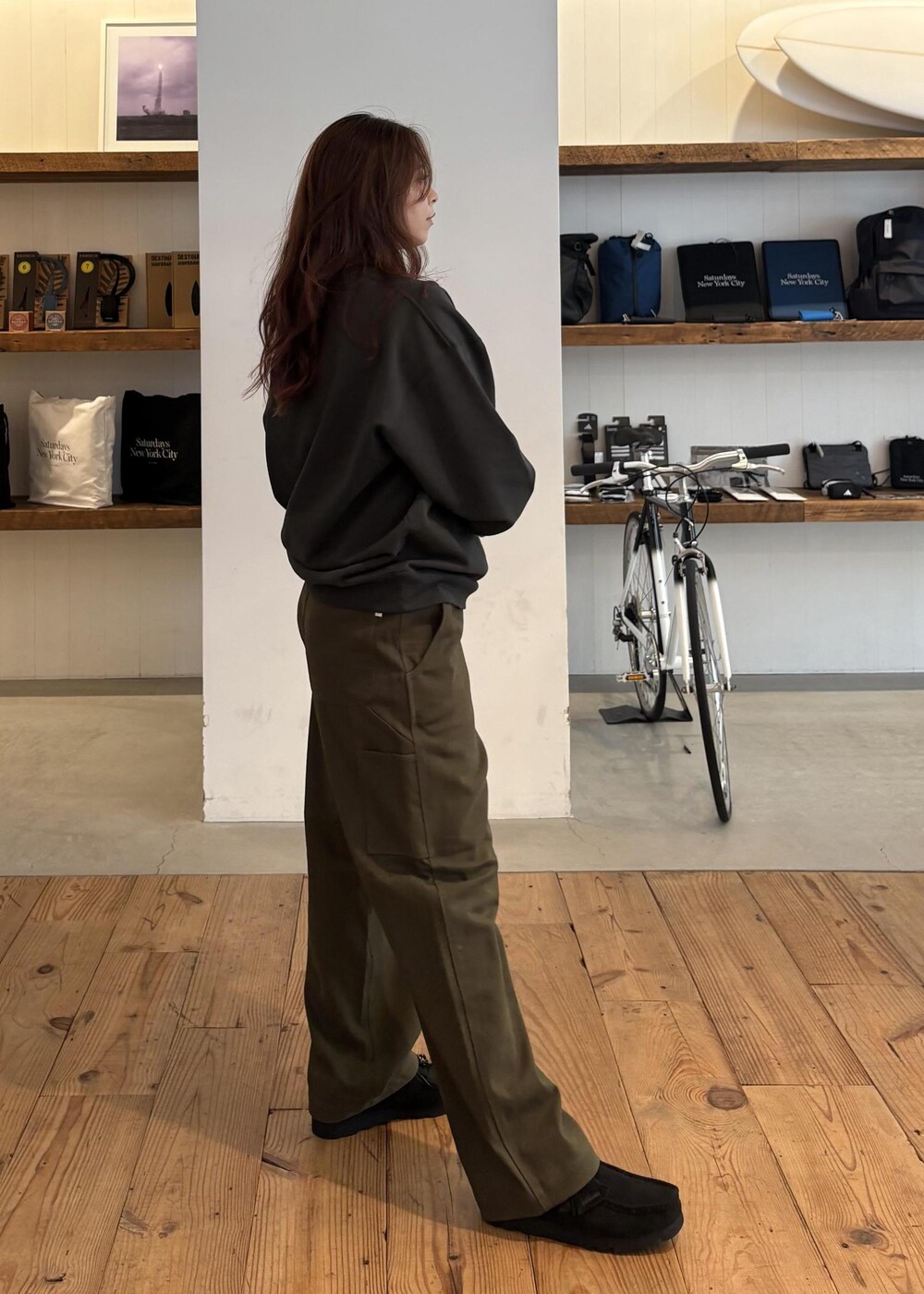 グリーン系のその他パンツを着用したレディースの秋コーディネートの3枚目の写真