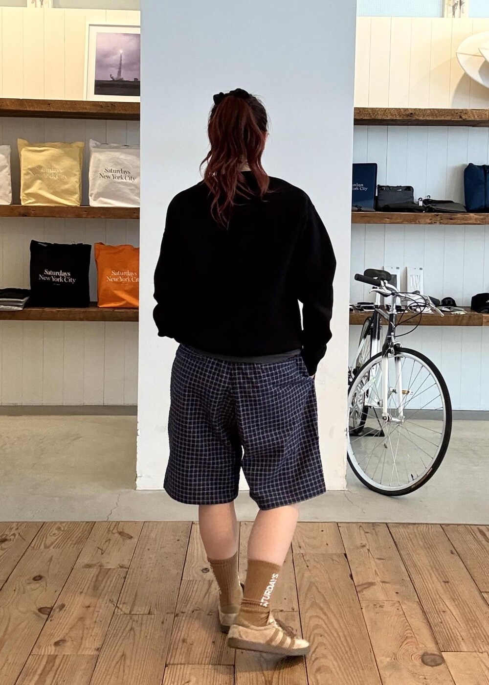 ブラック系のニット/セーター、その他のTシャツ/カットソー、イエロー系のソックス/靴下を着用したレディースの春コーディネートの3枚目の写真