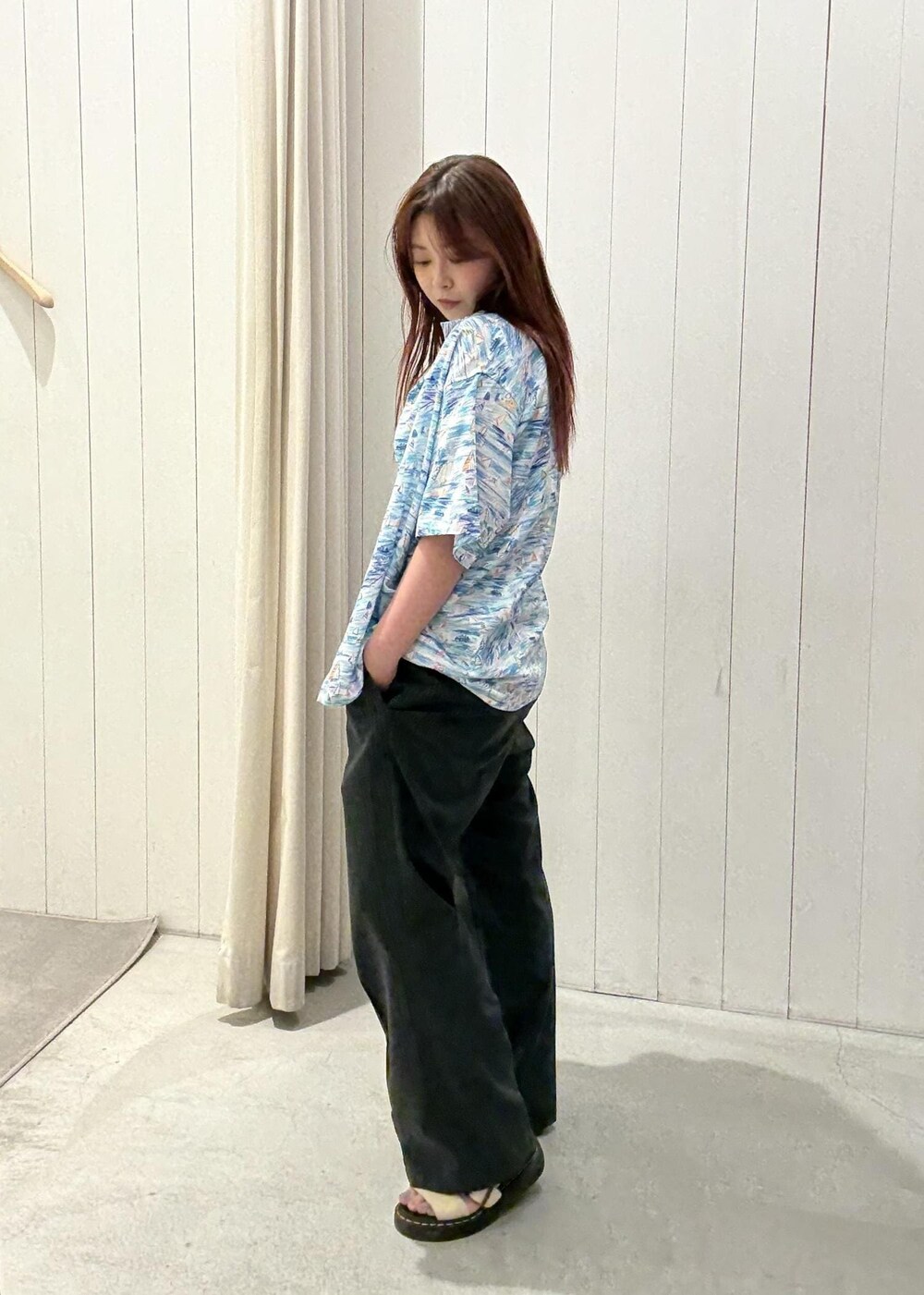 ブルー系のシャツ/ブラウスを着用したレディースの春コーディネートの3枚目の写真