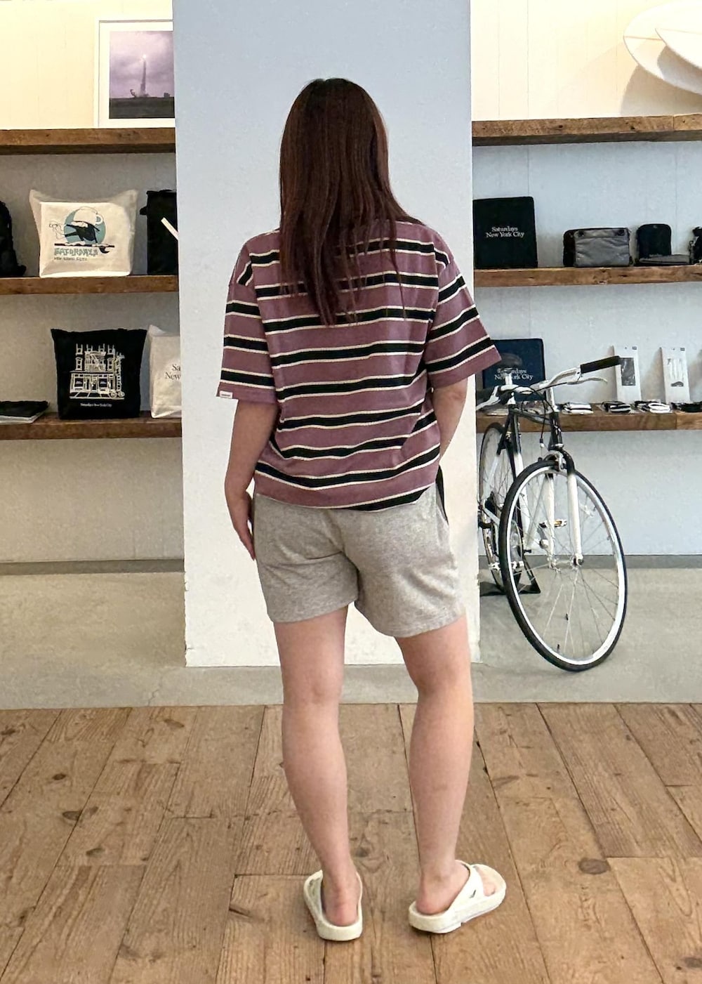 グレー系のサンダル、パープル系のTシャツ/カットソー、グレー系のその他パンツを着用したレディースの夏コーディネートの3枚目の写真