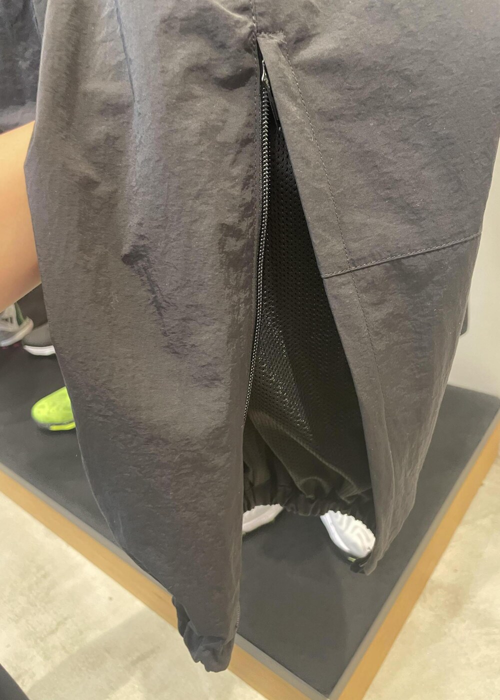 ブラック系のその他パンツ、ホワイト系のTシャツ/カットソーを着用したレディースの秋コーディネートの6枚目の写真