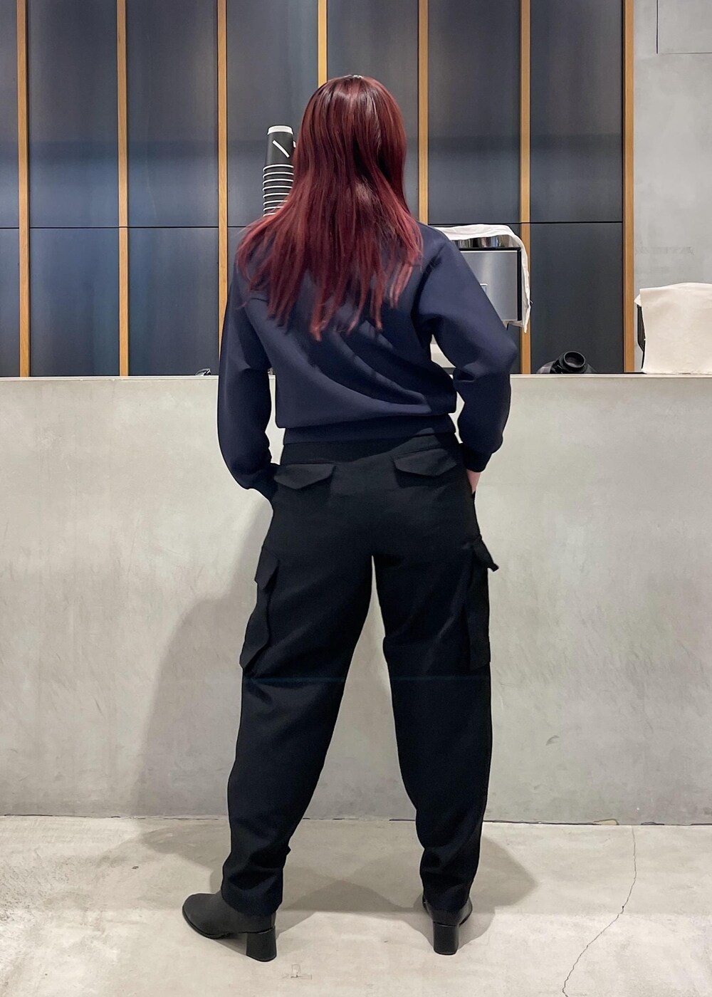 ブラック系のその他パンツ、グレー系のダウンジャケット/コート、ブルー系のニットキャップ/ビーニーを着用したレディースの秋コーディネートの5枚目の写真