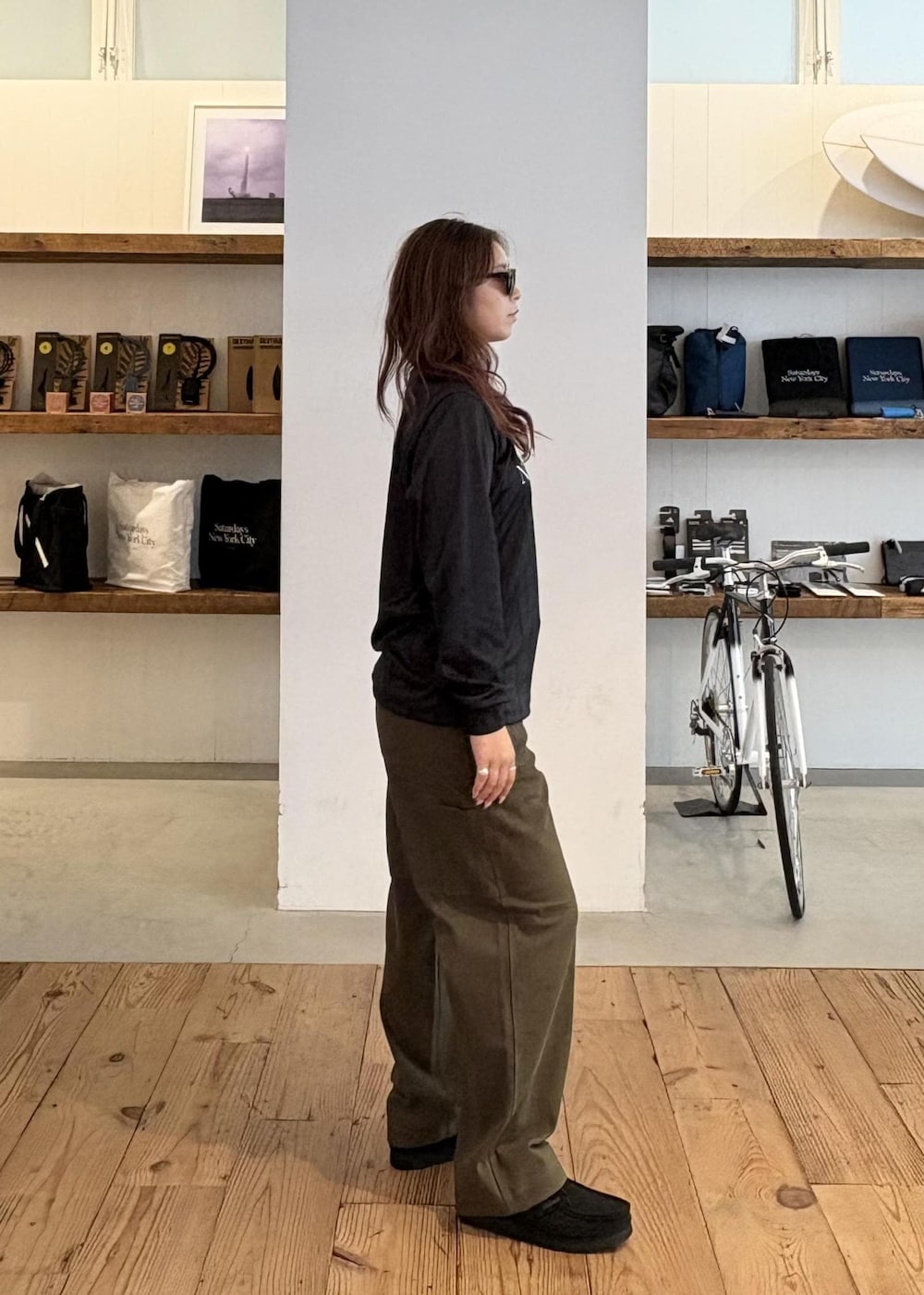 ブラック系のスニーカー、グリーン系のその他パンツ、ブラック系のサングラスを着用したレディースの秋コーディネートの4枚目の写真