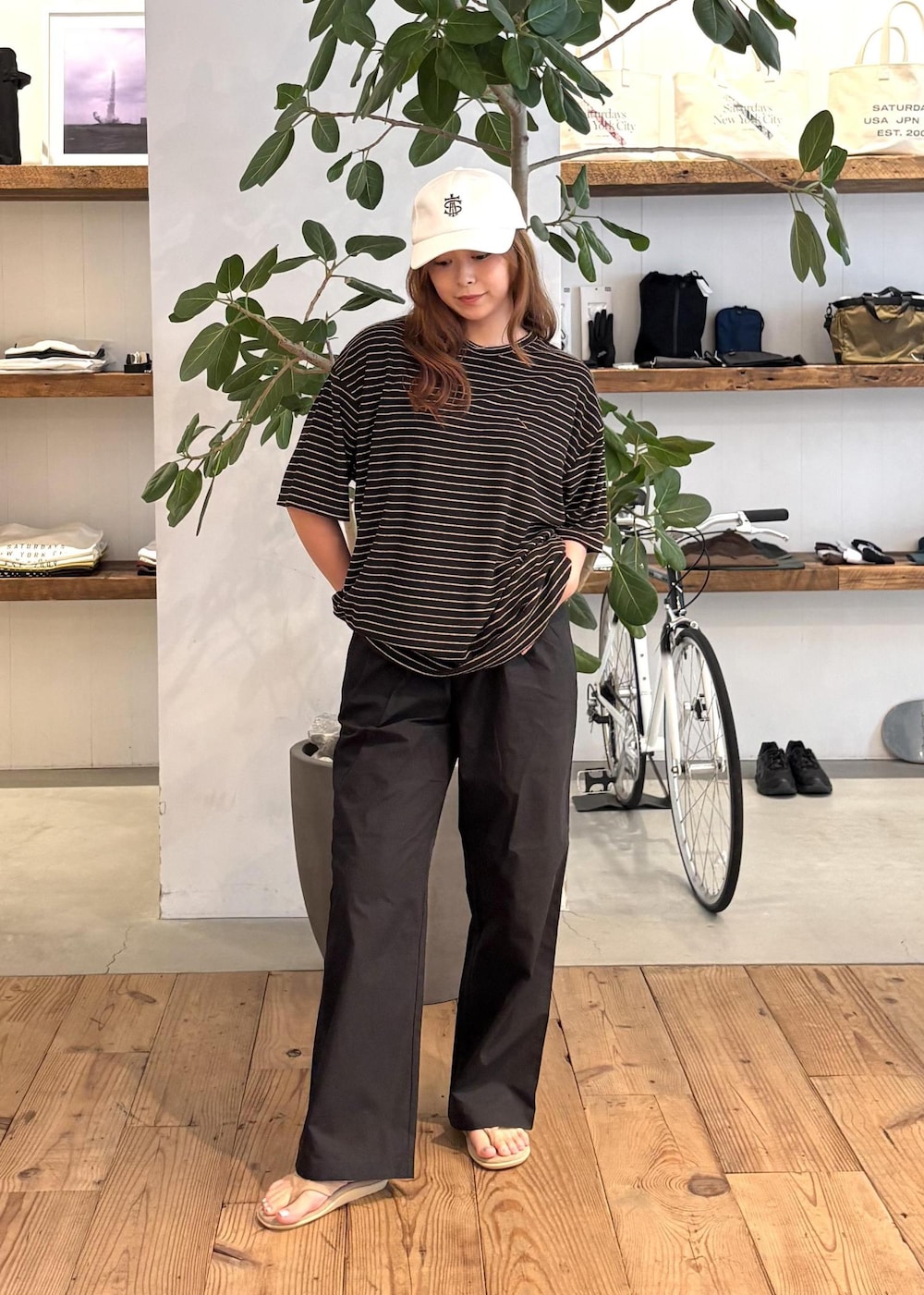 ブラック系のその他パンツ、ブラウン系のTシャツ/カットソー、ホワイト系のキャップを着用したレディースの夏コーディネートの4枚目の写真