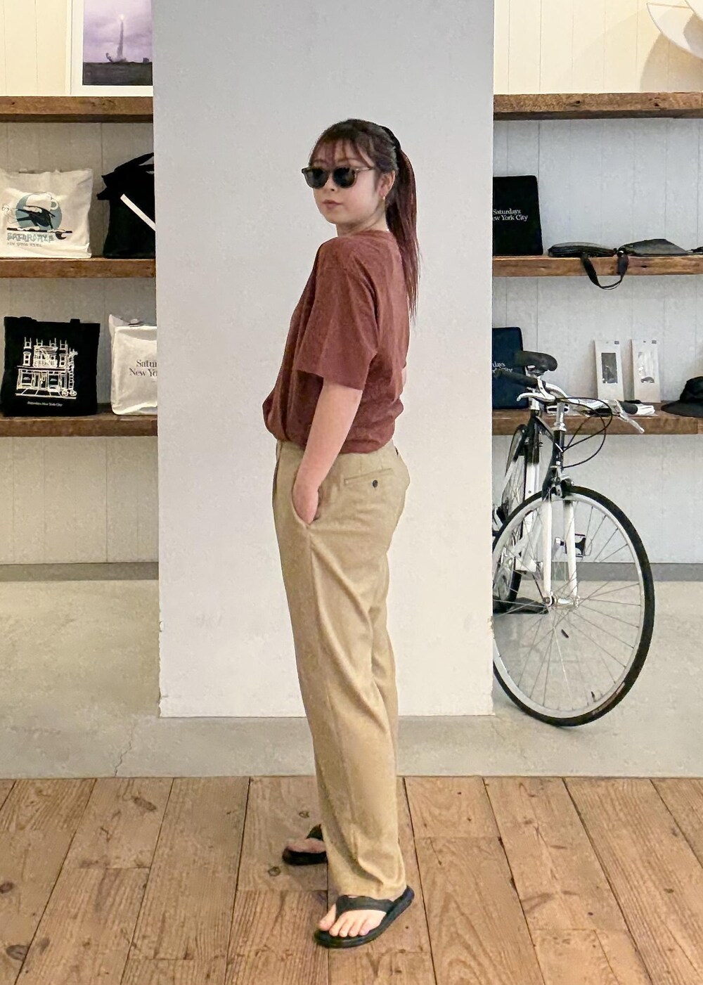 レッド系のTシャツ/カットソーを着用したレディースの春コーディネートの7枚目の写真