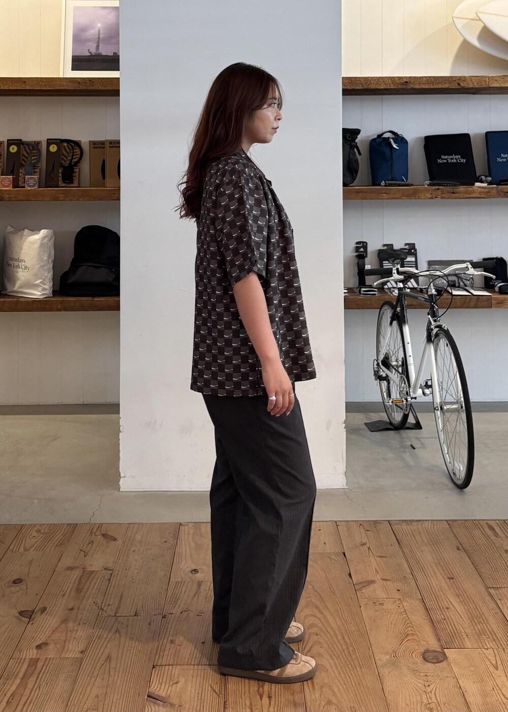 レッド系のTシャツ/カットソー、ブラック系のシャツ/ブラウス、ブラック系のサングラスを着用したレディースの夏コーディネートの3枚目の写真