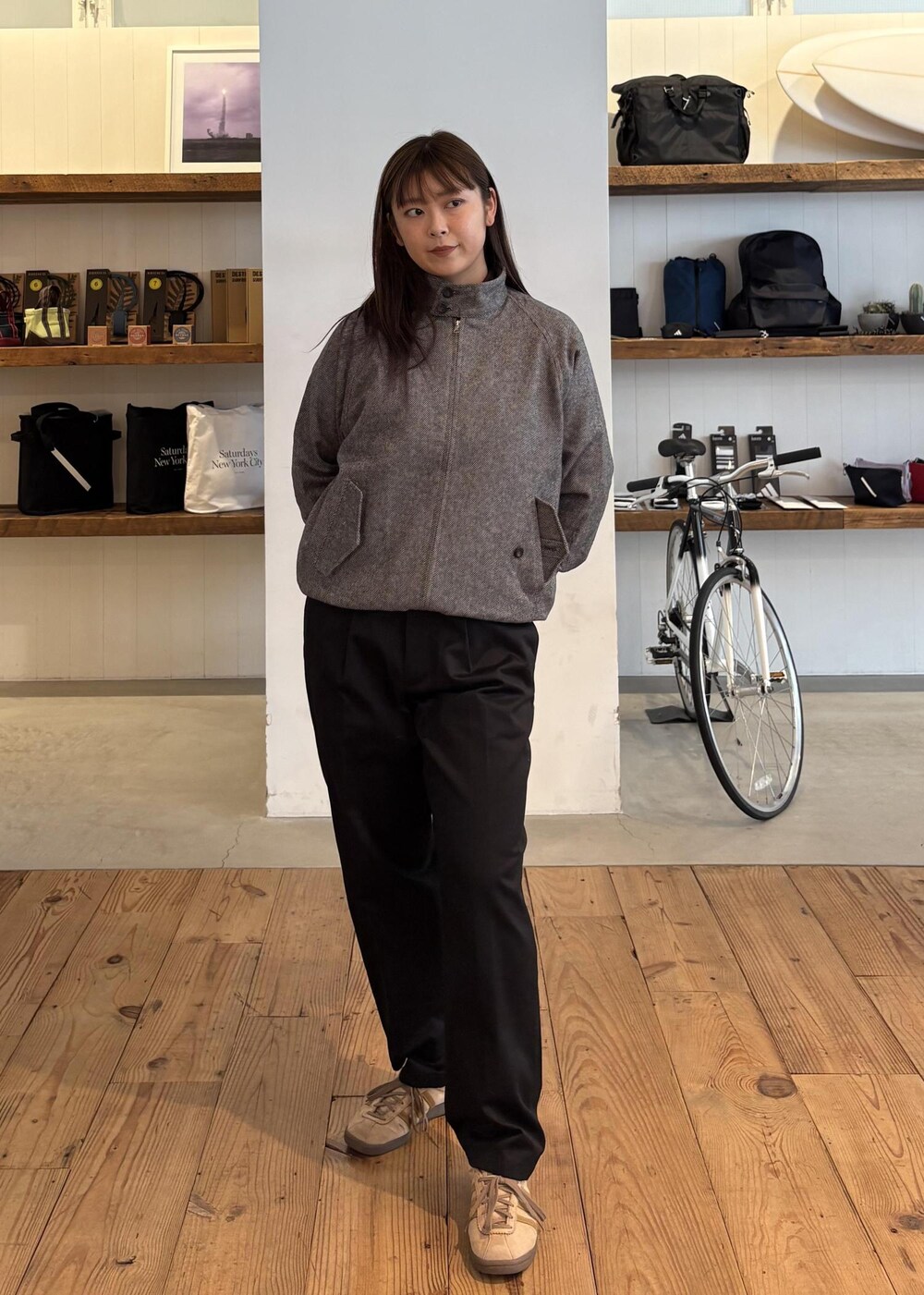 ブラック系のスラックスを着用したレディースの秋コーディネートの2枚目の写真